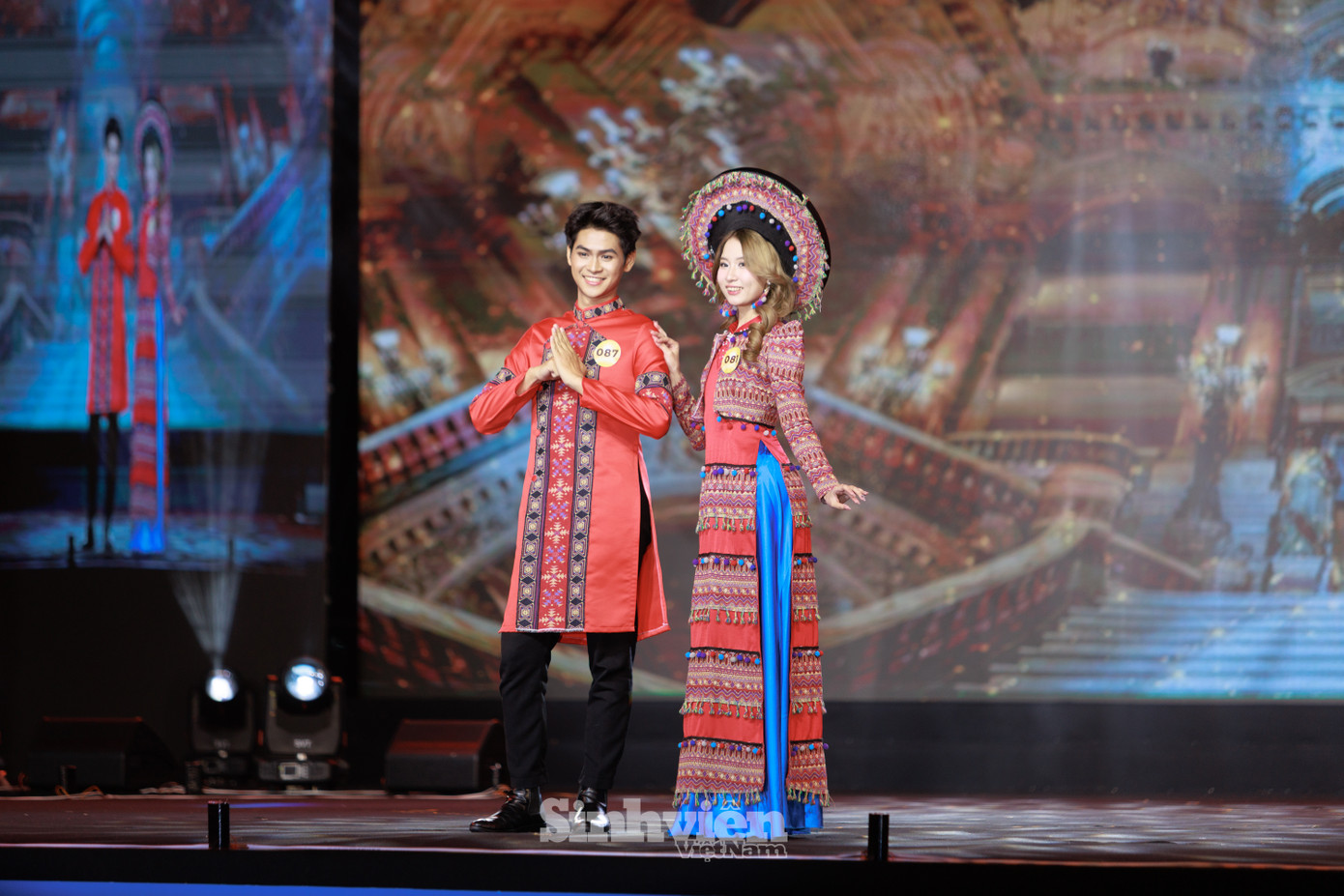 Các thí sinh top 20 rạng rỡ trong phần thi trình diễn trang phục truyền thống. Các thí sinh top 20 rạng rỡ trong phần thi trình diễn trang phục truyền thống.