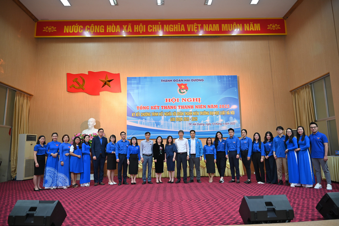 Chi Phương đại diện sinh viên tham dự Hội nghị ký kết hợp tác giữa Đoàn TNCS trường Đại học Luật Hà Nội và Thành Đoàn tỉnh Hải Dương. Chi Phương đại diện sinh viên tham dự Hội nghị ký kết hợp tác giữa Đoàn TNCS trường Đại học Luật Hà Nội và Thành Đoàn tỉnh Hải Dương.