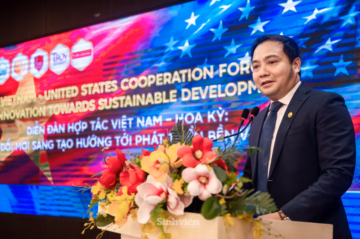 PGS. TS Đào Thanh Trường - Phó Giám đốc Đại học Quốc gia Hà Nội chia sẻ: "Diễn đàn hôm nay không chỉ là một sự kiện học thuật; mà còn cung cấp góc nhìn toàn diện về quan hệ đối tác song phương giữa Việt Nam và Hoa Kỳ. Diễn đàn tạo cơ hội cho các nhà lãnh đạo, chuyên gia và học giả từ cả hai nước thảo luận và trao đổi ý tưởng về các hướng phát triển trong các lĩnh vực như thương mại, đầu tư, giáo dục và đổi mới sáng tạo hướng tới phát triển bền vững."