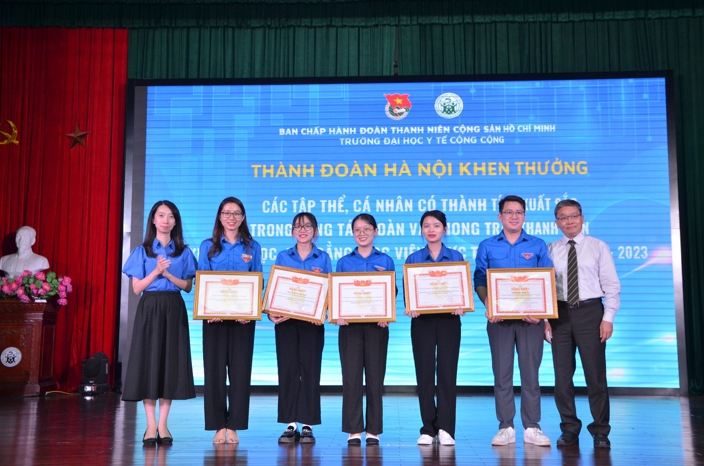 Thùy Linh (đứng thứ 3 từ trái qua) nhận Bằng khen của BCH Đoàn TNCS Hồ Chí Minh Thành phố Hà Nội do có thành tích xuất sắc trong công tác đoàn và phong trào thanh niên khối Đại học, Cao đẳng, Học viện năm 2022-2023.