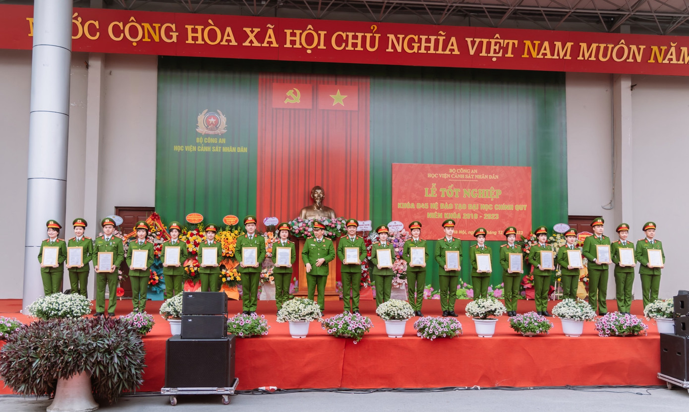 Nhận bằng khen đạt danh hiệu học viên xuất sắc toàn khoá D45 niên khoá 2019-2023. Nhận bằng khen đạt danh hiệu học viên xuất sắc toàn khoá D45 niên khoá 2019-2023.
