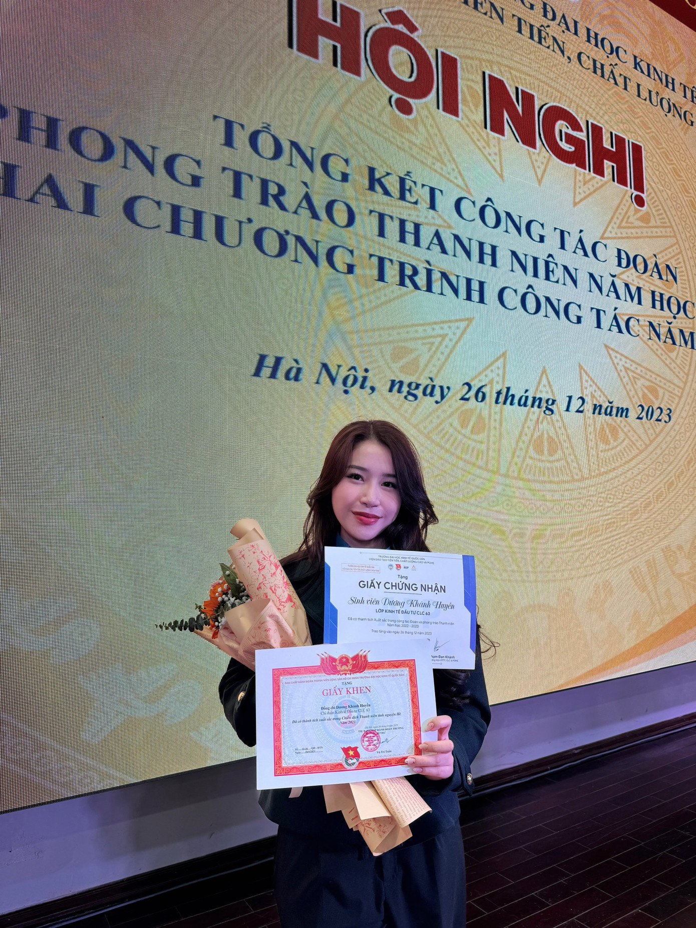 Khánh Huyền là chủ nhân của nhiều bằng khen danh giá. Khánh Huyền là chủ nhân của nhiều bằng khen danh giá.