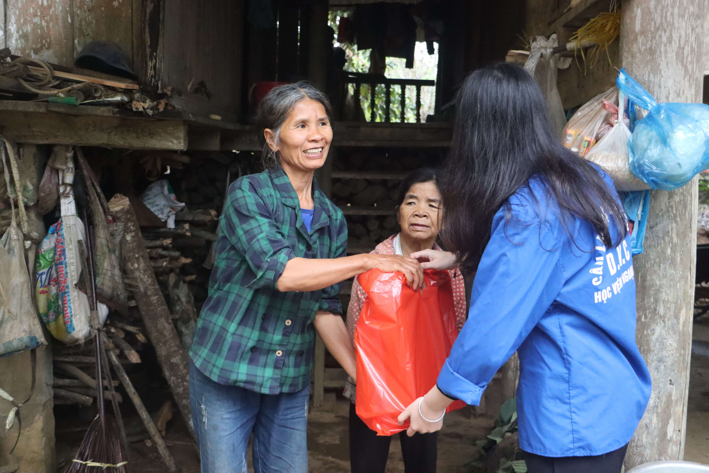 Trong màu áo xanh tình nguyện đi muôn nơi, Linh Phương đã sống những phút giây rực rỡ.