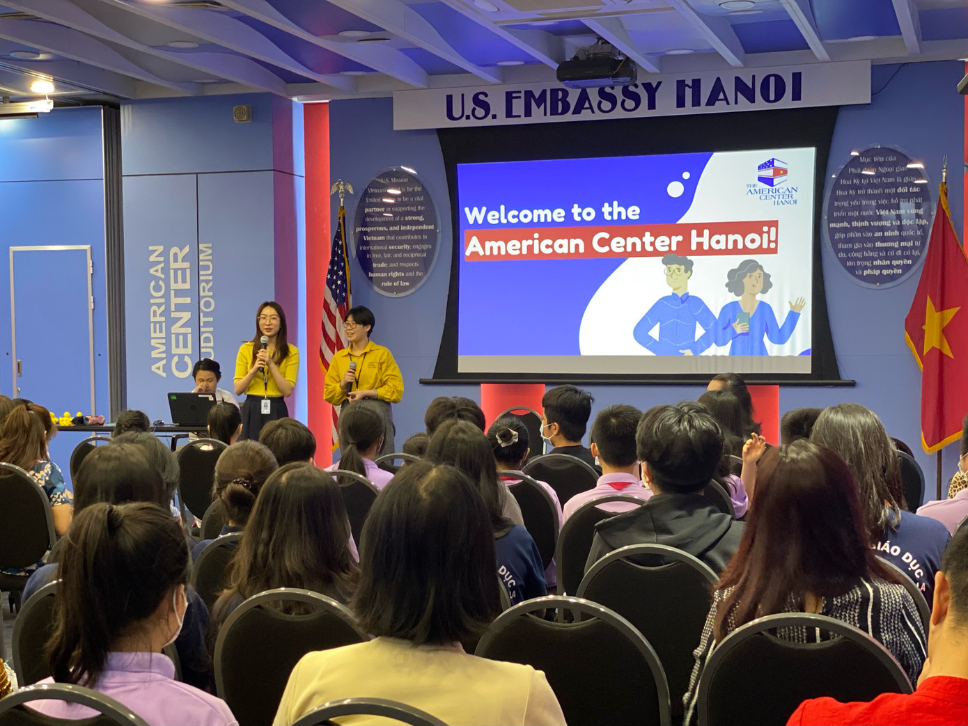 Hoài Linh (áo vàng, bên trái) trong kỳ thực tập tại Đại sứ quán Hoa Kỳ. Hoài Linh (áo vàng, bên trái) trong kỳ thực tập tại Đại sứ quán Hoa Kỳ.