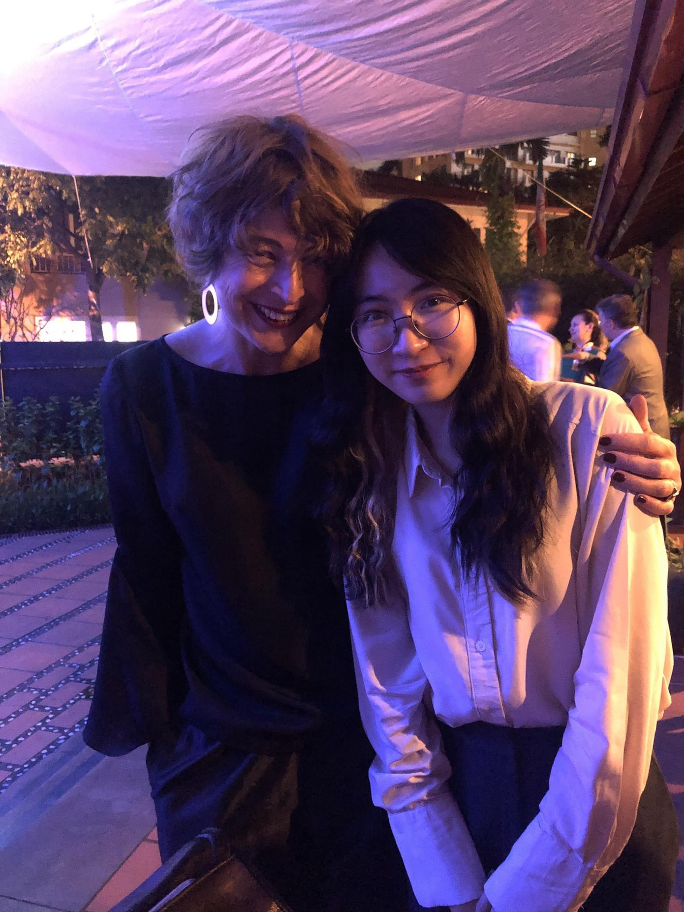 Hoài Linh chụp ảnh cùng Đại sứ Vương quốc Hà Lan Elsbeth Akkerman. Hoài Linh chụp ảnh cùng Đại sứ Vương quốc Hà Lan Elsbeth Akkerman.