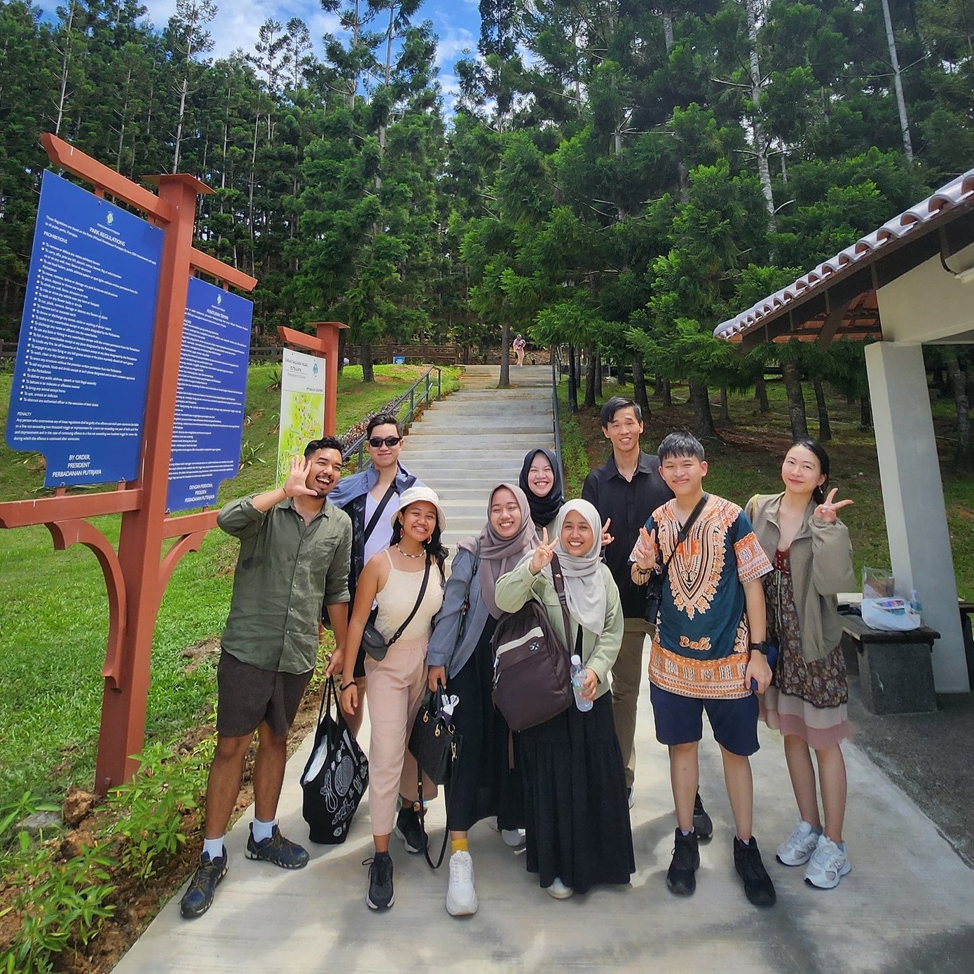 Hoài Linh (ngoài cùng bên phải) và các bạn trẻ tại chương trình YSEALI. Hoài Linh (ngoài cùng bên phải) và các bạn trẻ tại chương trình YSEALI.