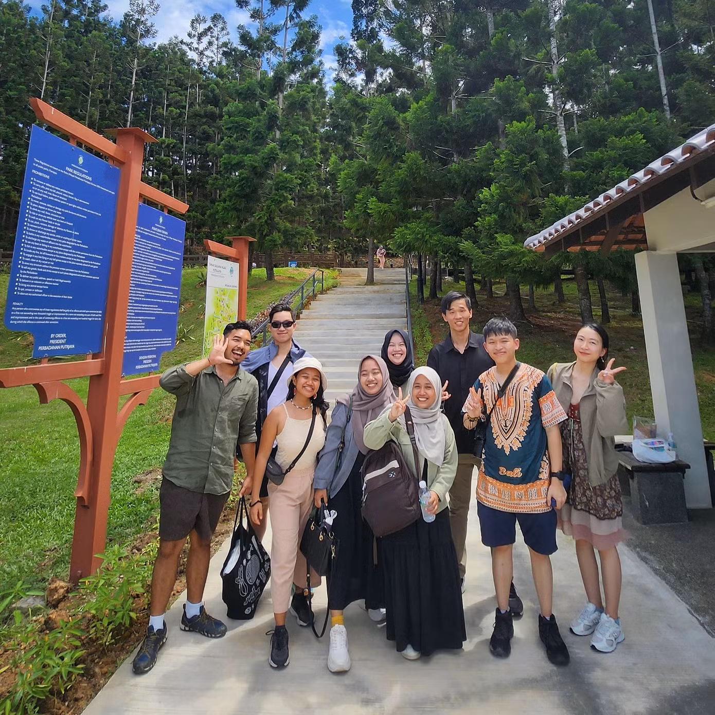 Hoài Linh (ngoài cùng bên phải) và các bạn trẻ tại chương trình YSEALI.