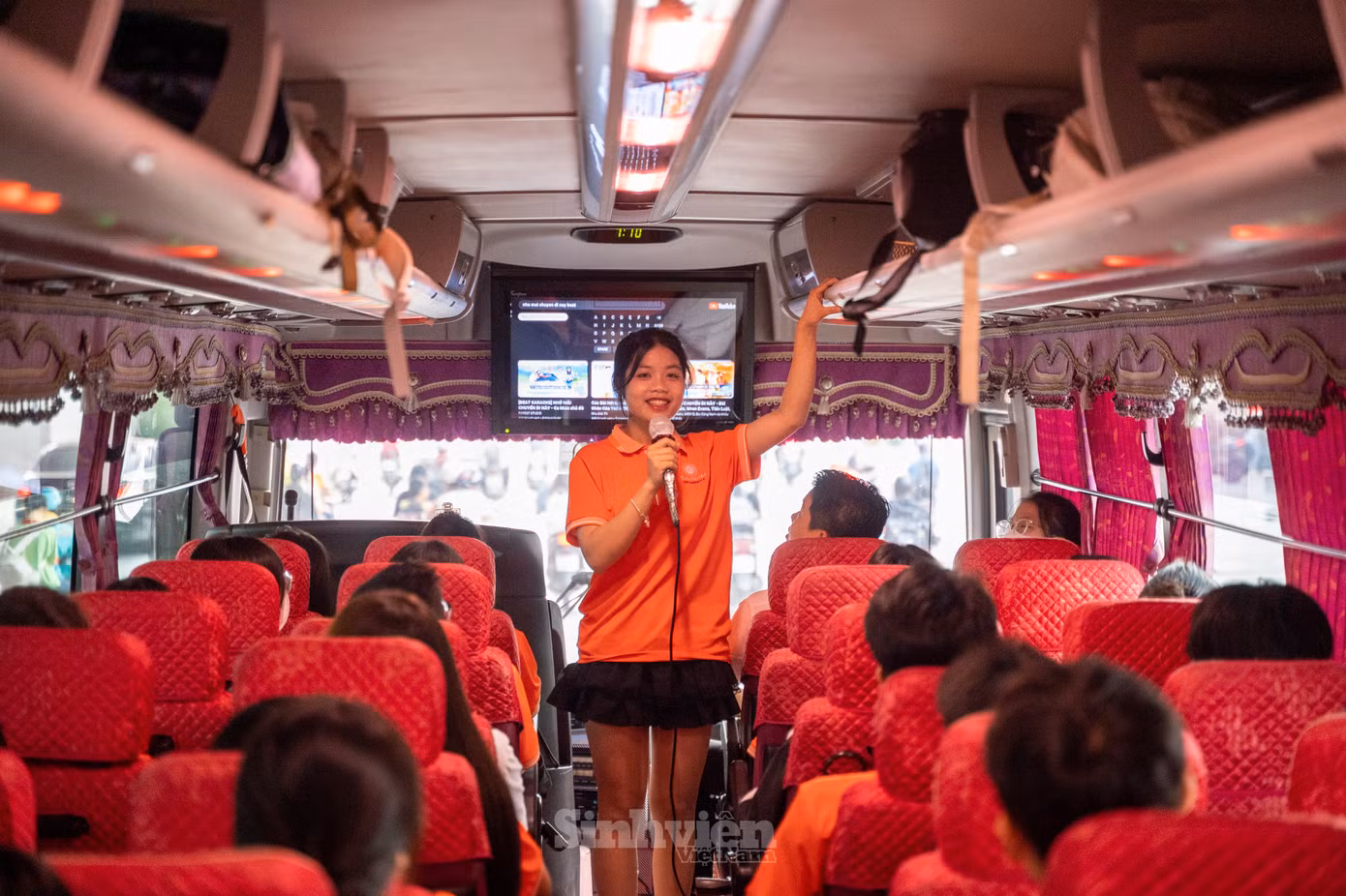 Tân sinh viên học các kỹ năng làm hướng dẫn viên du lịch trên xe.