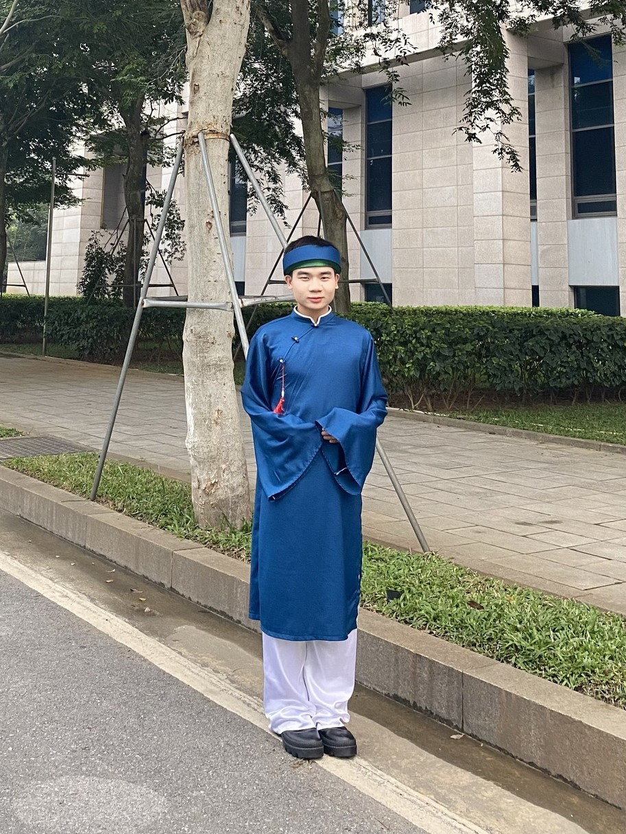 Tà áo dài đồng hành cùng nam sinh trong một sự kiện tại Bộ Ngoại giao.
