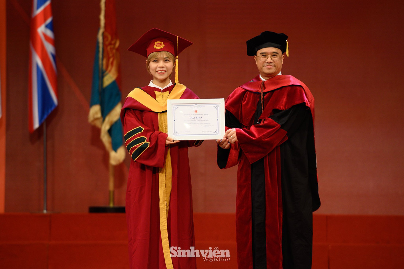 PGS.TS Nguyễn Trúc Lê khen thưởng Nghiên cứu sinh (NCS) Nguyễn Thị Phương Anh - NCS đạt kết quả cao trong học tập và nghiên cứu.