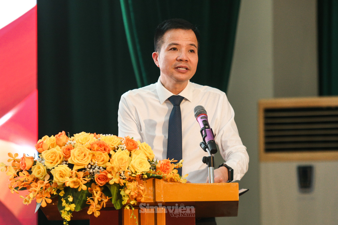 TS Nguyễn Phi Long - Trưởng Phòng Đào tạo - báo cáo Tổng kết khoá học và công bố Quyết định cấp bằng tốt nghiệp đại học, cao học. Theo đó, tại Lễ Bế giảng và Trao bằng tốt nghiệp đợt 2, Học viện Phụ nữ Việt Nam quyết định trao bằng tốt nghiệp cho 182 sinh viên đại học và 27 học viên cao học.