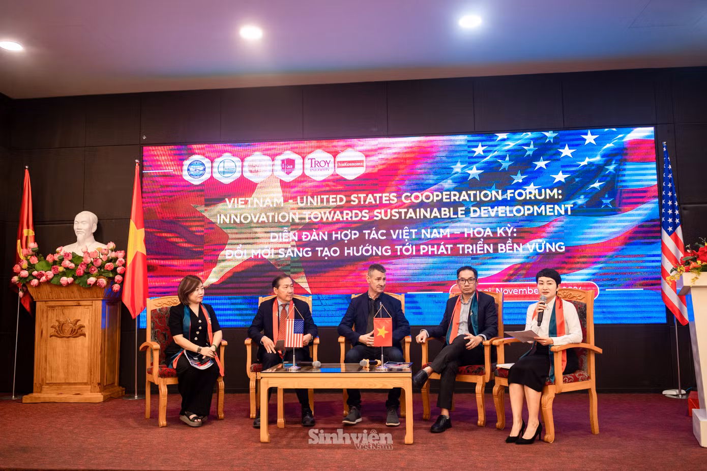 Từ trái qua phải: bà Bùi Thị Việt Lâm - Đại diện Hội đồng Doanh nghiệp Hoa Kỳ-ASEAN (USABC) tại Việt Nam; ông Michael Nguyen - Tổng giám đốc Boeing Việt Nam, Phó Chủ tịch Phòng Thương mại Hoa Kỳ tại Hà Nội (AmCham); GS Andreas Hauskrecht - Trường Kinh doanh Kelley, Đại học Indiana; TS Hoàng Quốc Bảo - Đại học Southern Arkansas, Tổng Giám đốc điều hành SPACE ASEAN; TS Vũ Hoàng Linh - Trường Đại học Kinh tế - ĐHQGHN và ông Henry Vo, Giám đốc VABA (Hiệp hội Doanh nhân Việt Mỹ) dự trực tuyến.