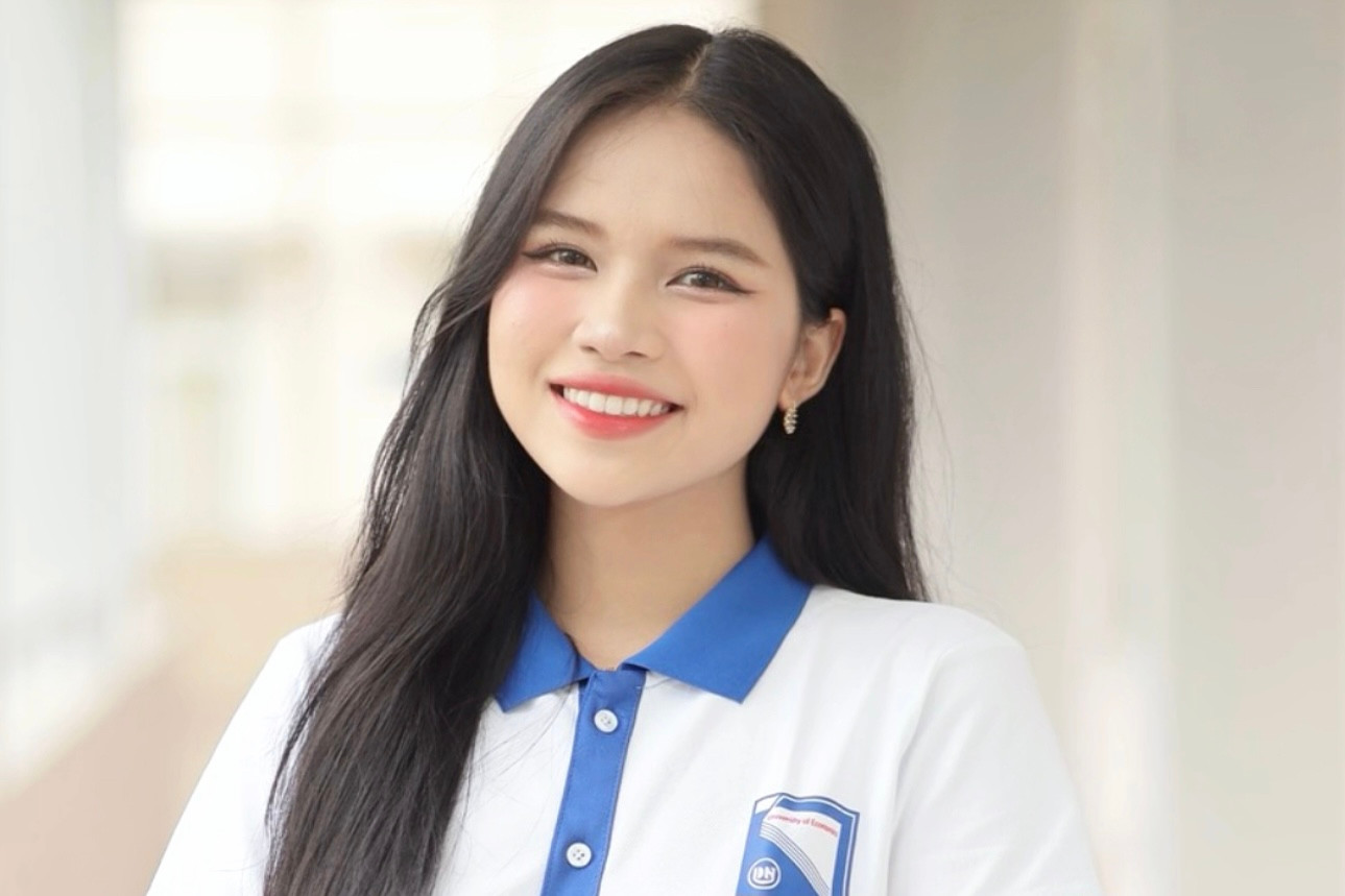 Yến Nhi trong áo đồng phục của trường. Yến Nhi trong áo đồng phục của trường.