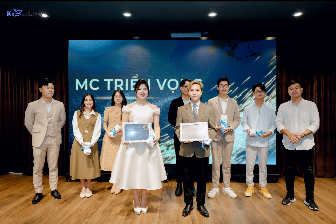 Trung Kiên nhận giải thưởng MC Nam Triển vọng - KnB Awards 2023. Trung Kiên nhận giải thưởng MC Nam Triển vọng - KnB Awards 2023.