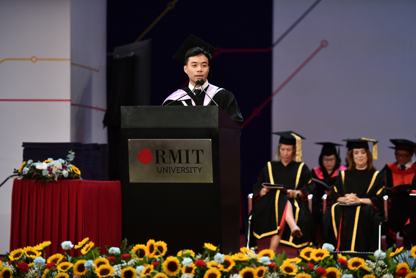 Sinh viên xuất sắc Ngô Việt Lương phát biểu tại Lễ tốt nghiệp. Sinh viên xuất sắc Ngô Việt Lương phát biểu tại Lễ tốt nghiệp.