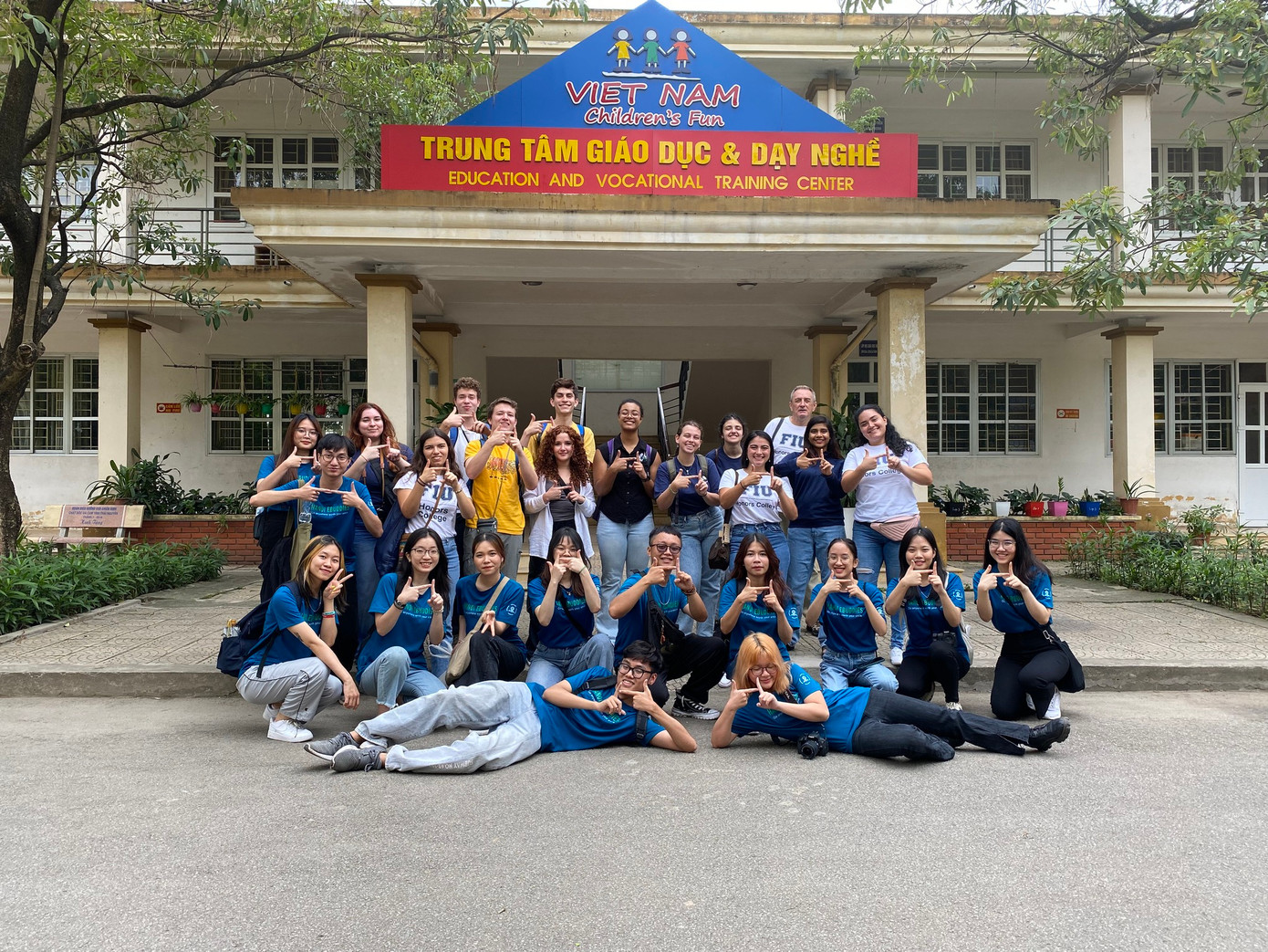 “Ngôi nhà chung” Hanoi e.Buddies. “Ngôi nhà chung” Hanoi e.Buddies.