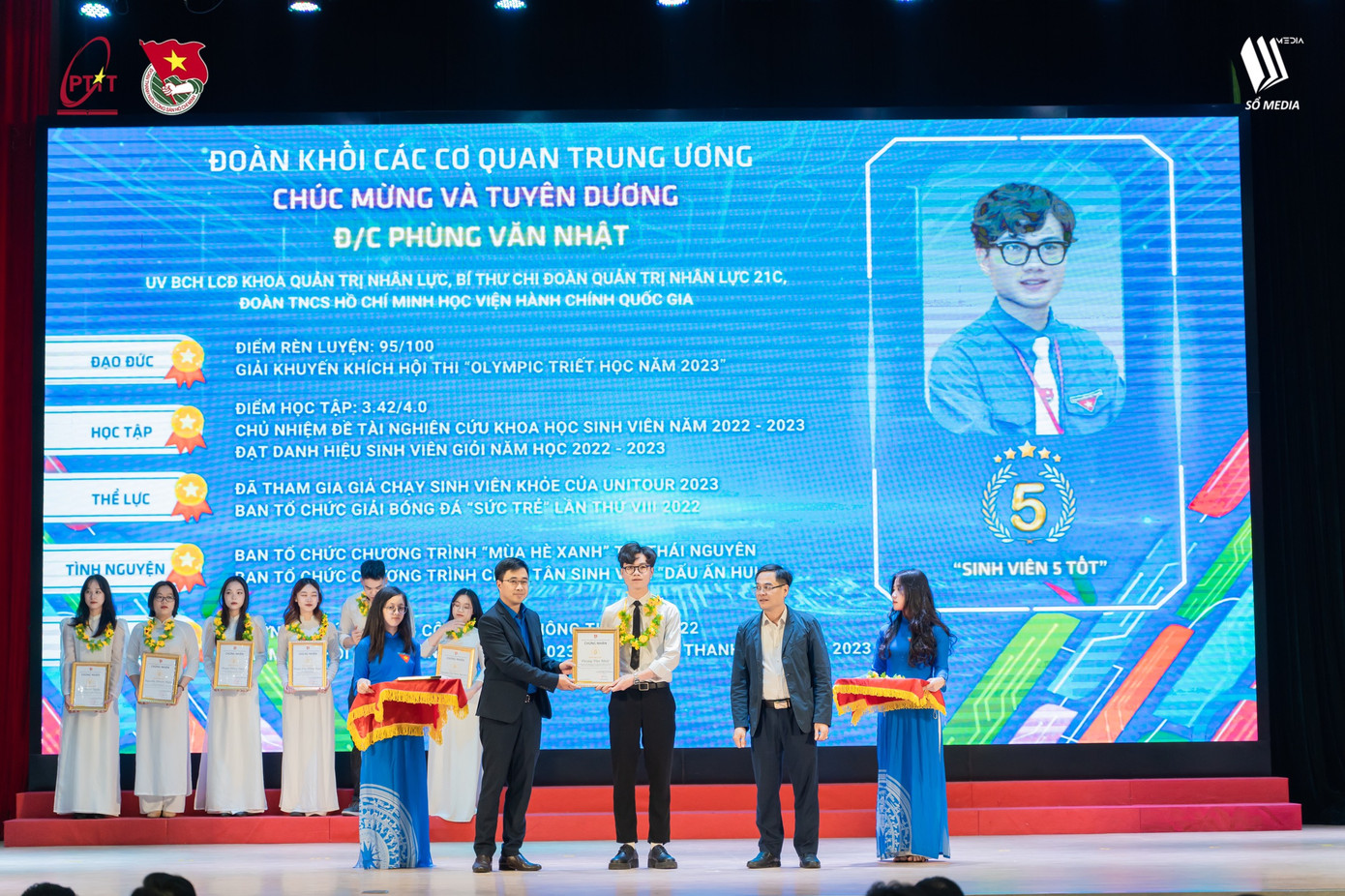 Nhật nhận Danh hiệu Sinh viên 5 tốt cấp Đoàn Khối. Nhật nhận Danh hiệu Sinh viên 5 tốt cấp Đoàn Khối.