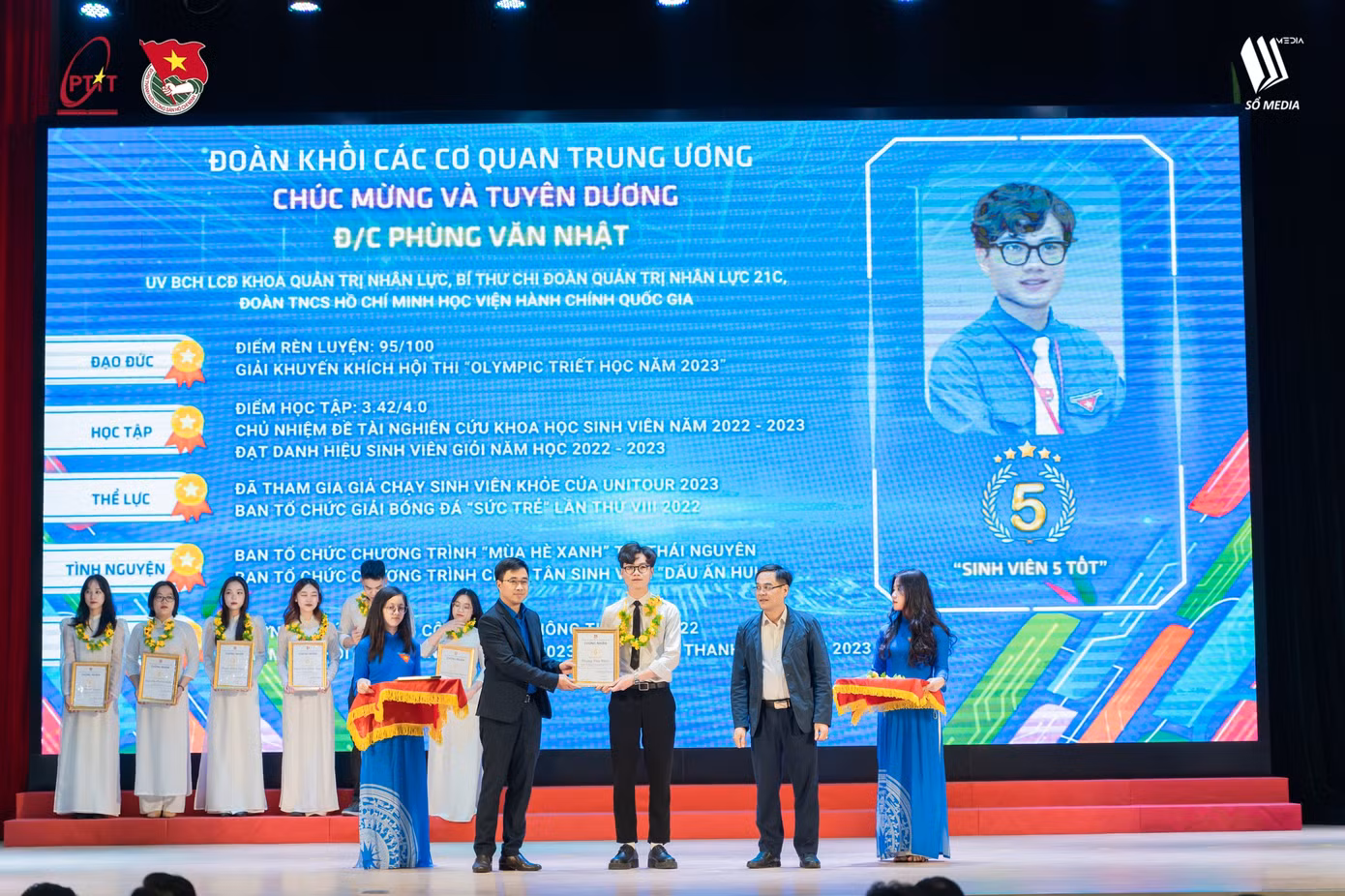 Nhật nhận Danh hiệu Sinh viên 5 tốt cấp Đoàn Khối.