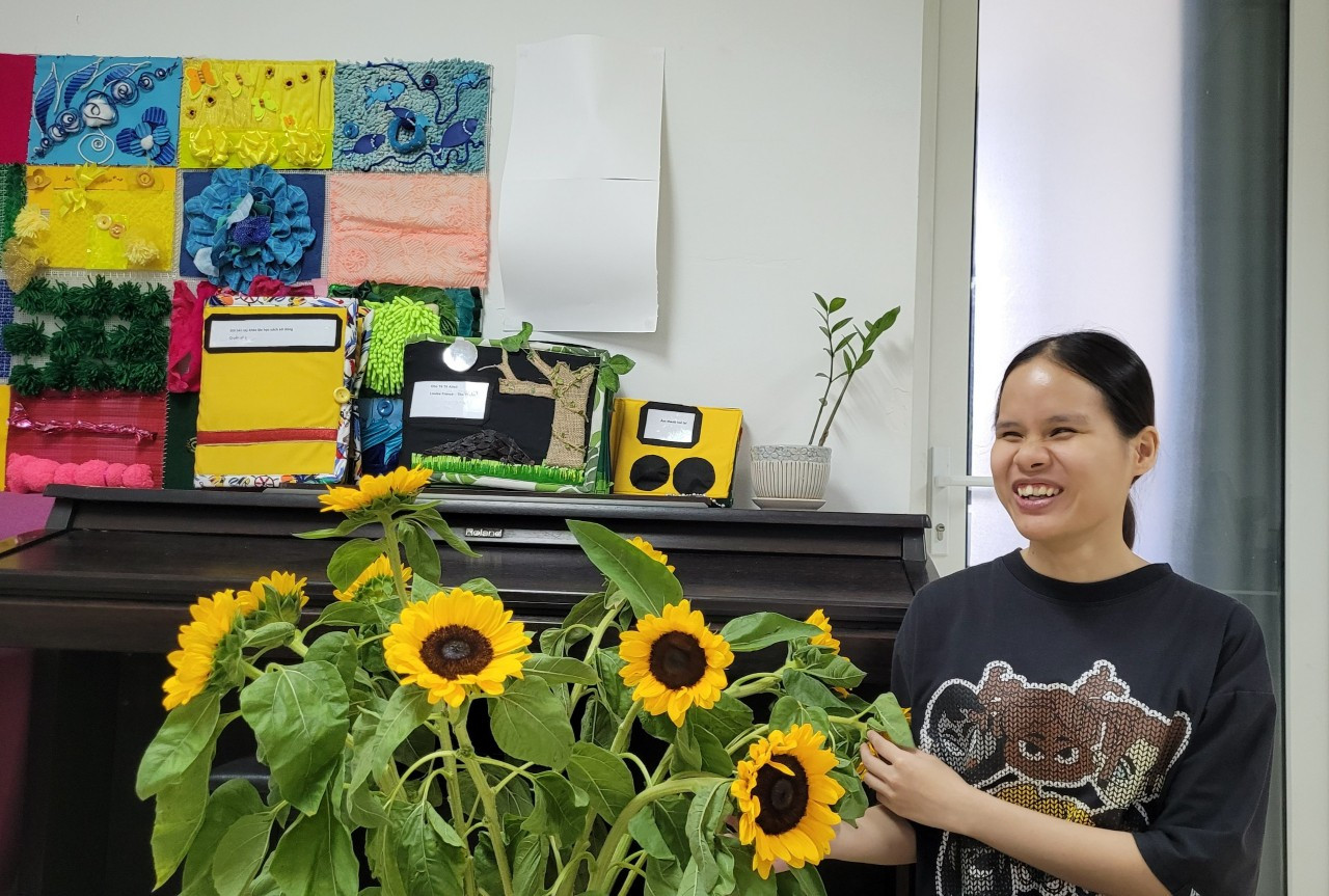 Vũ Ngọc Thành (24 tuổi) là một sinh viên khiếm thị đang theo học ngành Ngôn ngữ Anh tại Trường Đại học Sư phạm Hà Nội. Vũ Ngọc Thành (24 tuổi) là một sinh viên khiếm thị đang theo học ngành Ngôn ngữ Anh tại Trường Đại học Sư phạm Hà Nội.