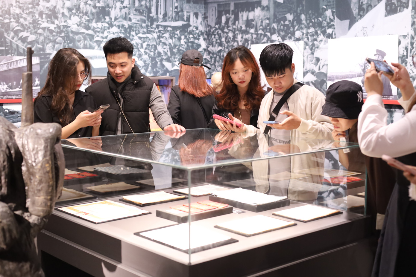 Khu vực tái hiện ký ức lịch sử khiến nhiều bạn trẻ thích thú.