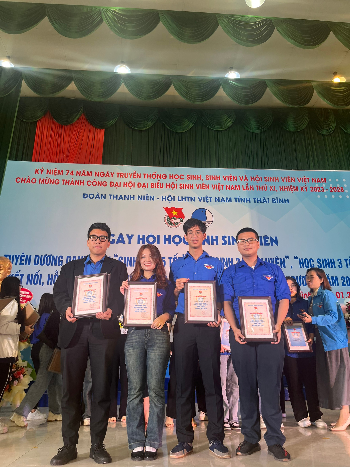 Thái Hoàng Phố nhận danh hiệu Sinh viên 5 tốt cấp tỉnh. Thái Hoàng Phố nhận danh hiệu Sinh viên 5 tốt cấp tỉnh.