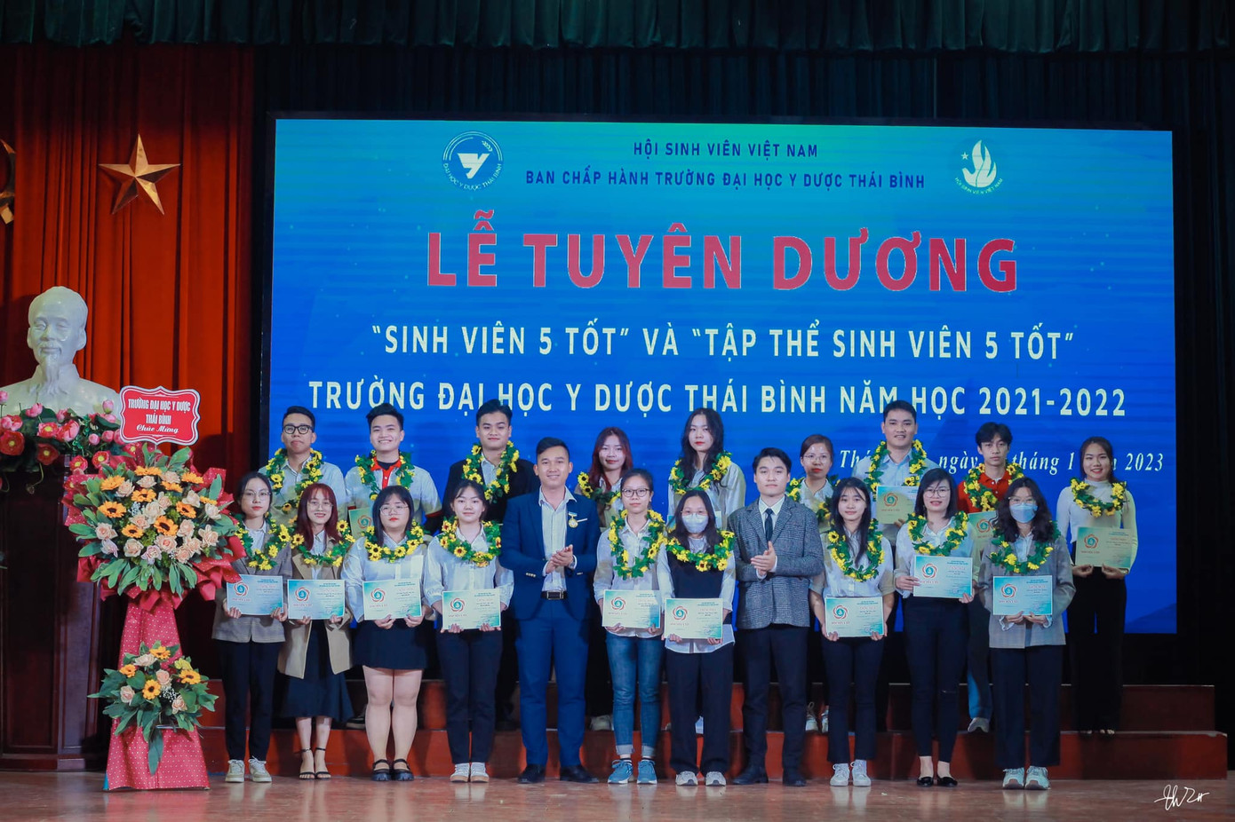 Thái Hoàng Phố nhận danh hiệu Sinh viên 5 tốt cấp Trường. Thái Hoàng Phố nhận danh hiệu Sinh viên 5 tốt cấp Trường.