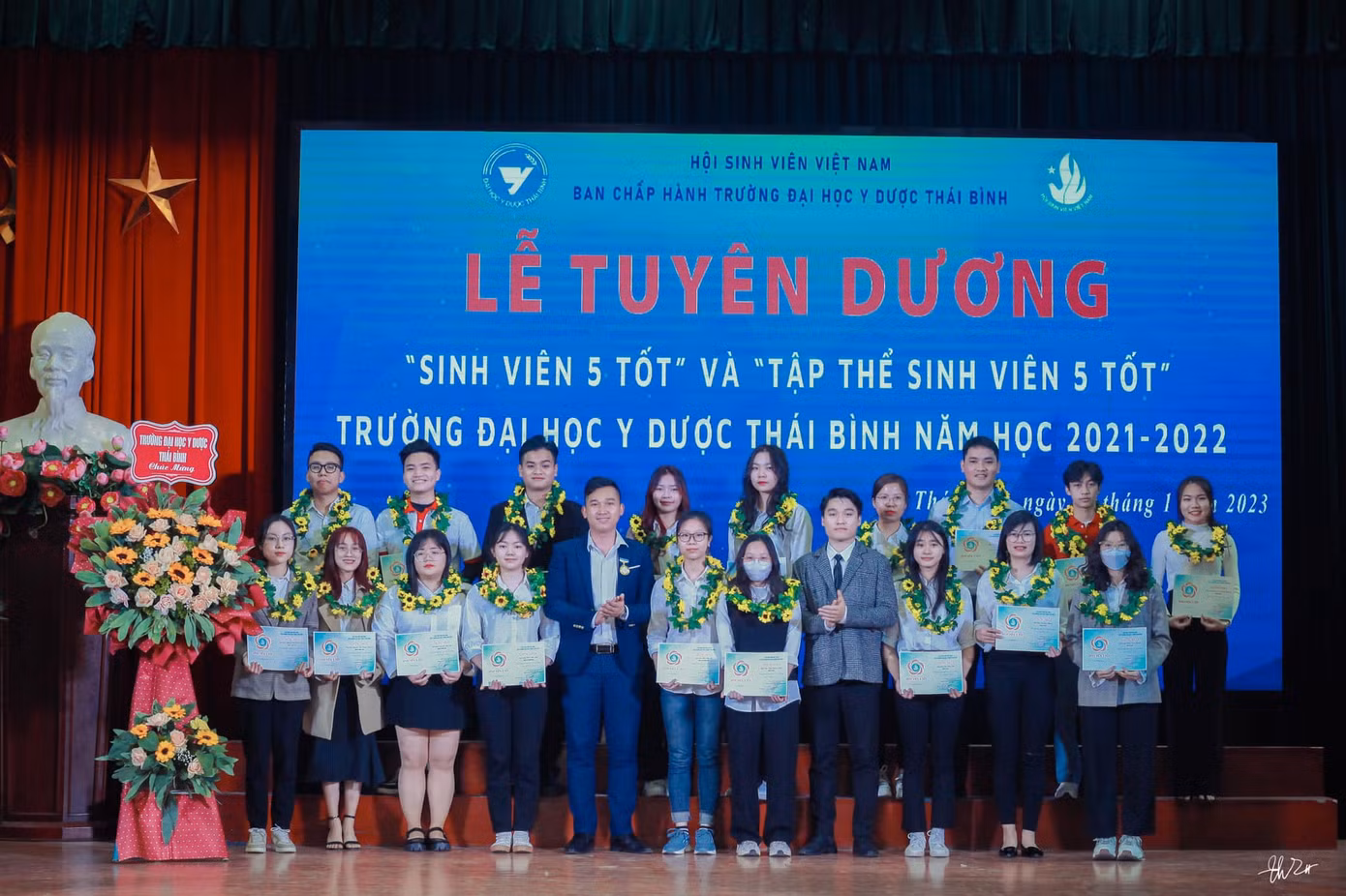 Thái Hoàng Phố nhận danh hiệu Sinh viên 5 tốt cấp Trường. Thái Hoàng Phố nhận danh hiệu Sinh viên 5 tốt cấp Trường.