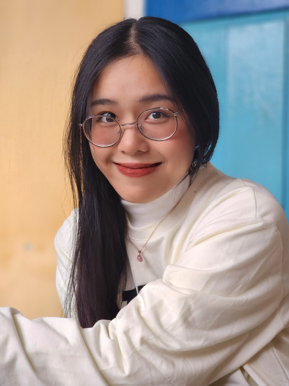 Võ Thị Bình Nhi (sinh năm 1998) là cựu sinh viên Trường Đại học Khoa học Xã hội và Nhân văn - ĐHQG TP.HCM.