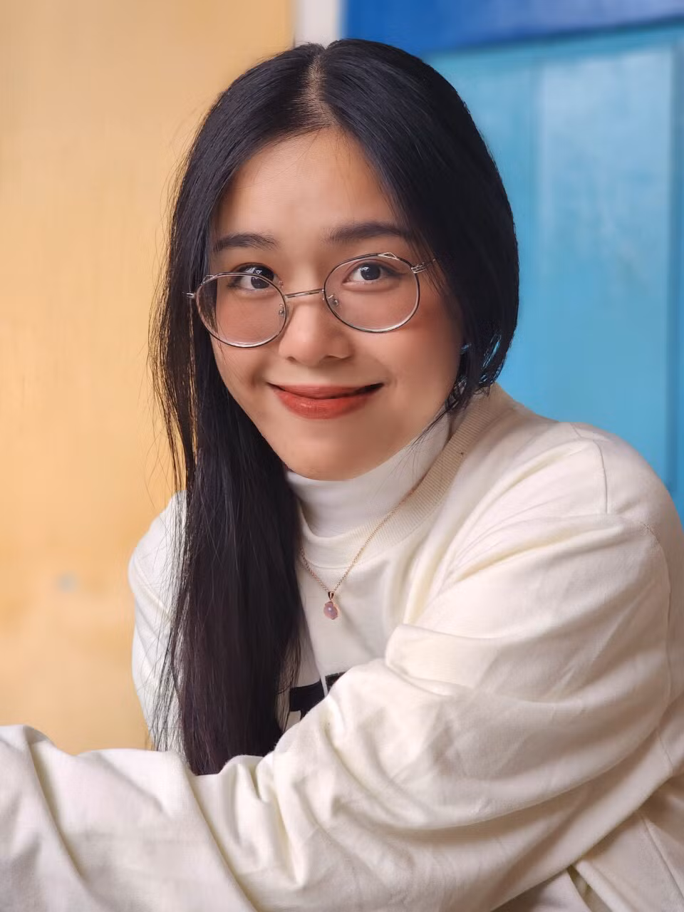Võ Thị Bình Nhi (sinh năm 1998) là cựu sinh viên Trường Đại học Khoa học Xã hội và Nhân văn - ĐHQG TP.HCM.
