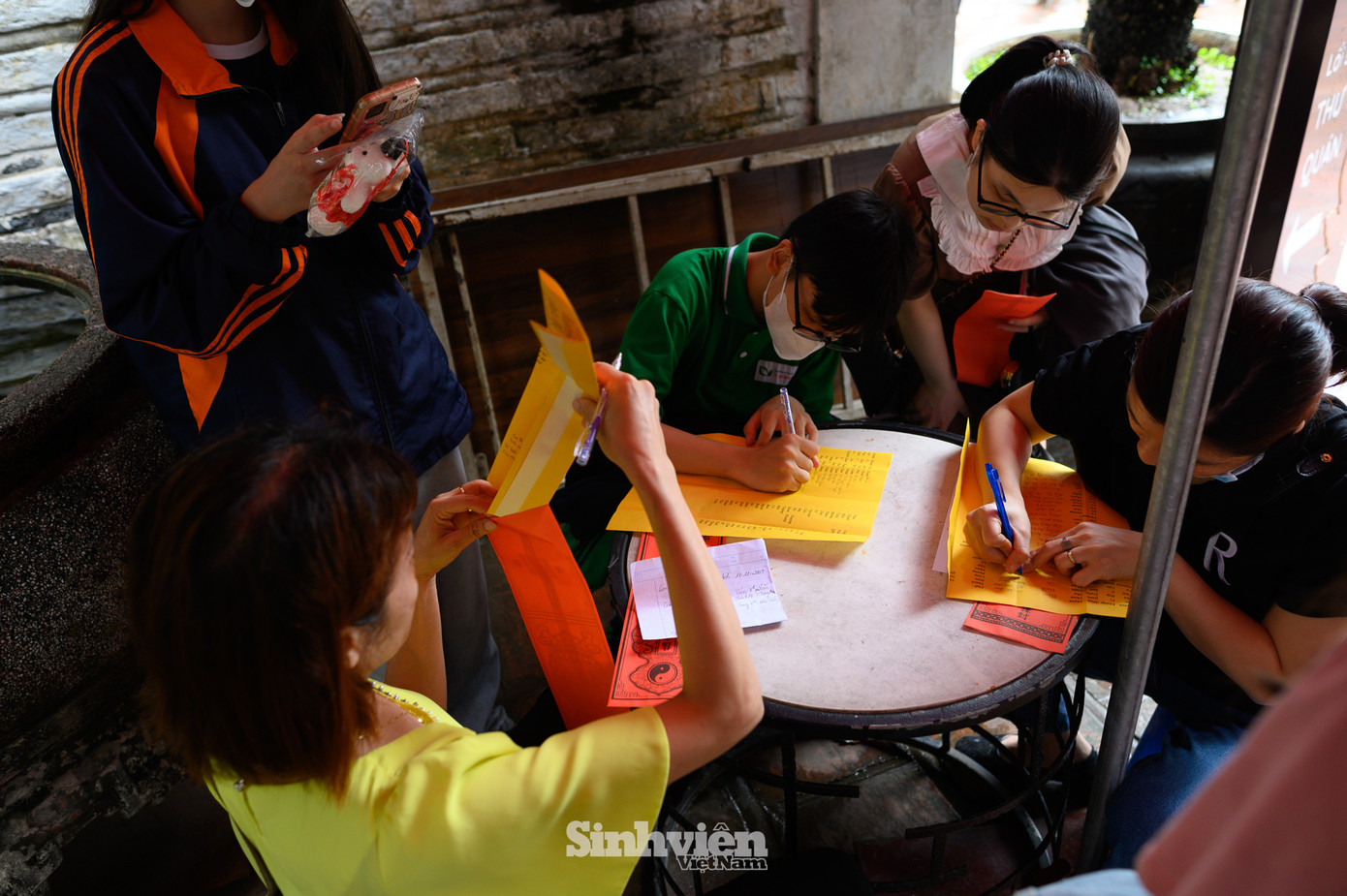 Các sĩ tử điền điền tên tuổi, số báo danh, nguyện vọng... vào lá sớ, cầu "vượt vũ môn" suôn sẻ.