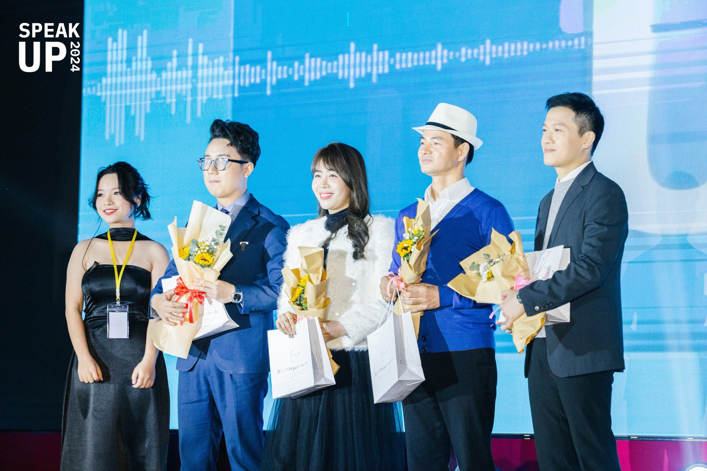 Bộ tứ giám khảo giữ vai trò “cầm cân nảy mực” trong đêm Chung kết. Bộ tứ giám khảo giữ vai trò “cầm cân nảy mực” trong đêm Chung kết.