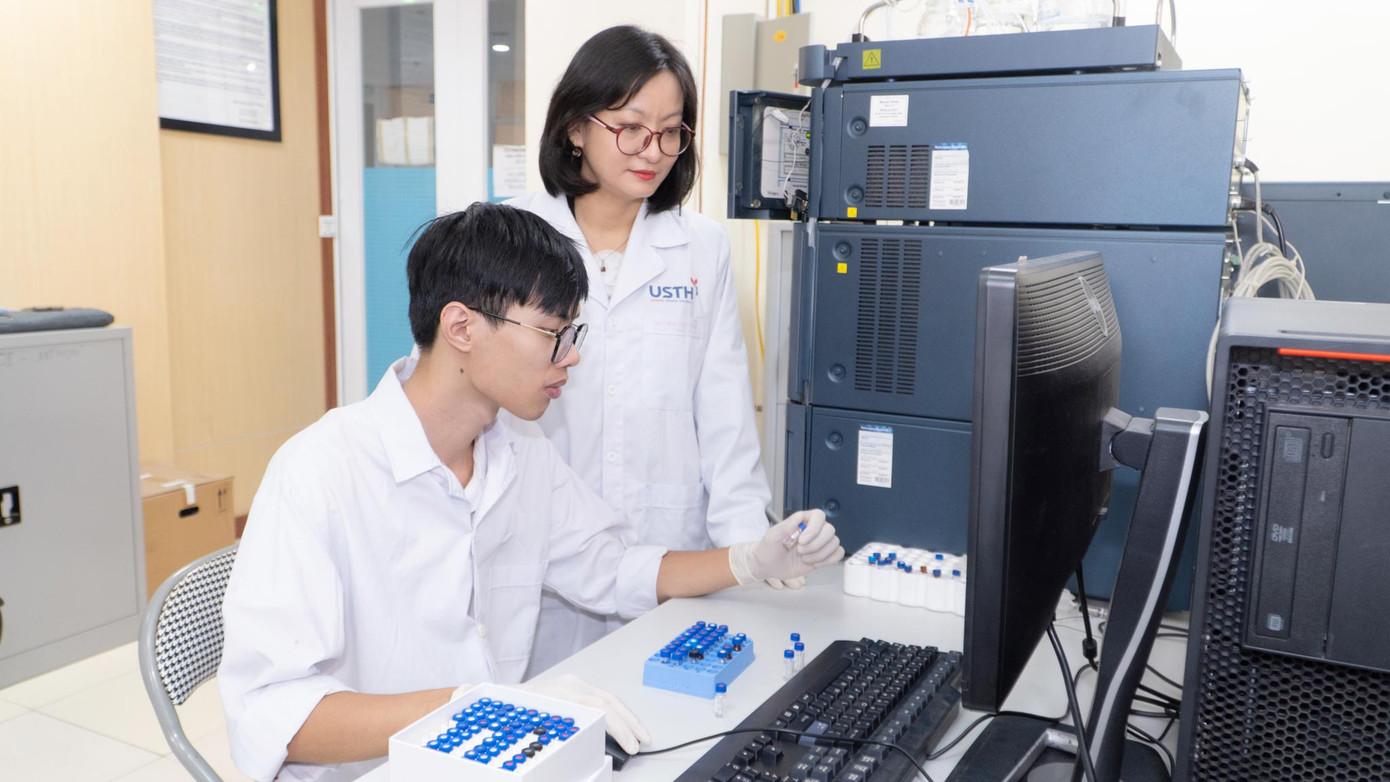 TS. Nguyễn Thị Vân Anh tích cực tham gia giảng dạy và không ngừng trau dồi chuyên môn với các môn học thuộc chuyên ngành Công nghệ Sinh học – Phát triển thuốc. TS. Nguyễn Thị Vân Anh tích cực tham gia giảng dạy và không ngừng trau dồi chuyên môn với các môn học thuộc chuyên ngành Công nghệ Sinh học – Phát triển thuốc.