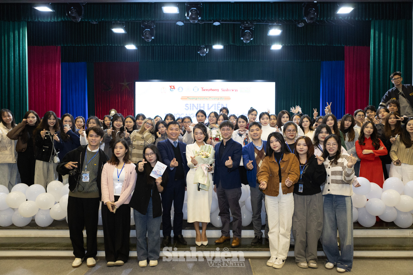 Cùng với các diễn giả giàu kinh nghiệm, MC Vân Anh đã thành công dẫn dắt chương trình, truyền đạt, chắt lọc những kiến thức, kinh nghiệm của các diễn giả tới các bạn sinh viên.