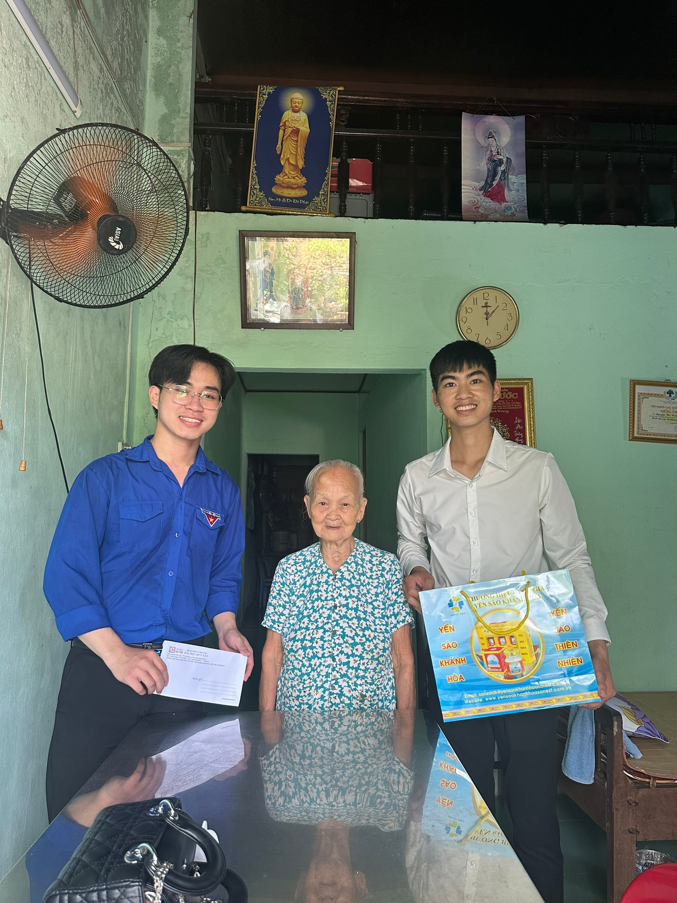 Văn Mãi cùng các bạn cùng thăm mẹ Việt Nam Anh hùng. Văn Mãi cùng các bạn cùng thăm mẹ Việt Nam Anh hùng.