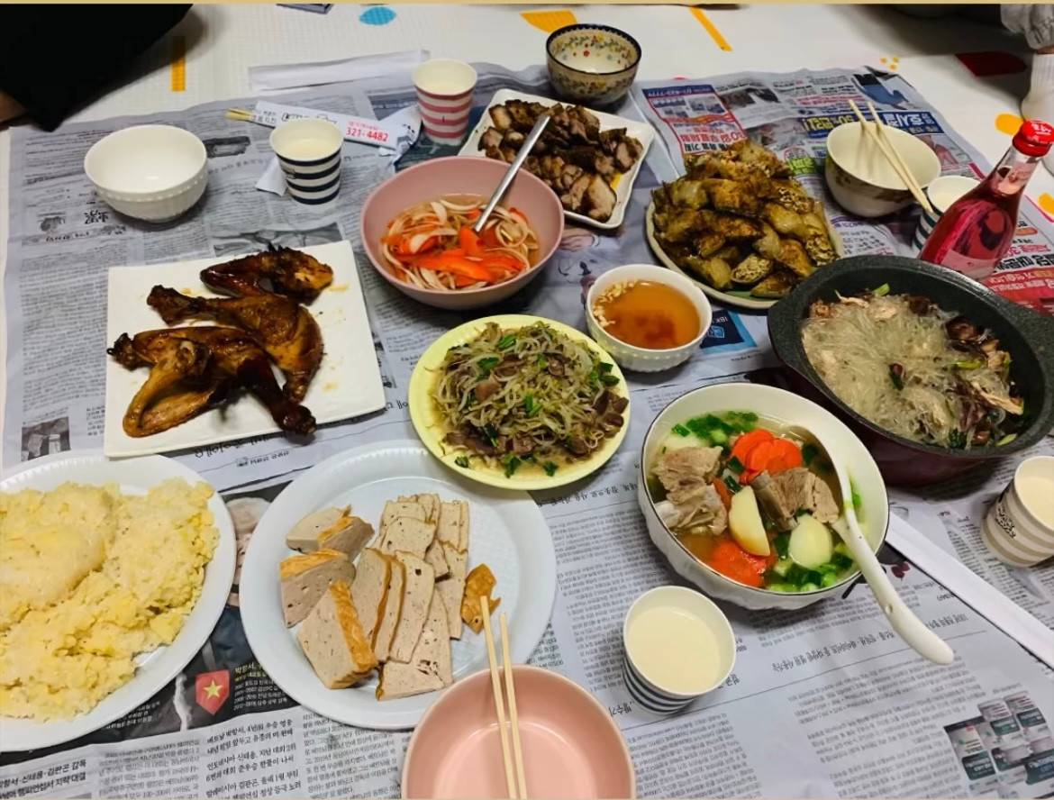 Những món ăn trong mâm cơm Tết Việt được Mai và bạn bè cùng chuẩn bị để vơi đi nỗi nhớ nhà.