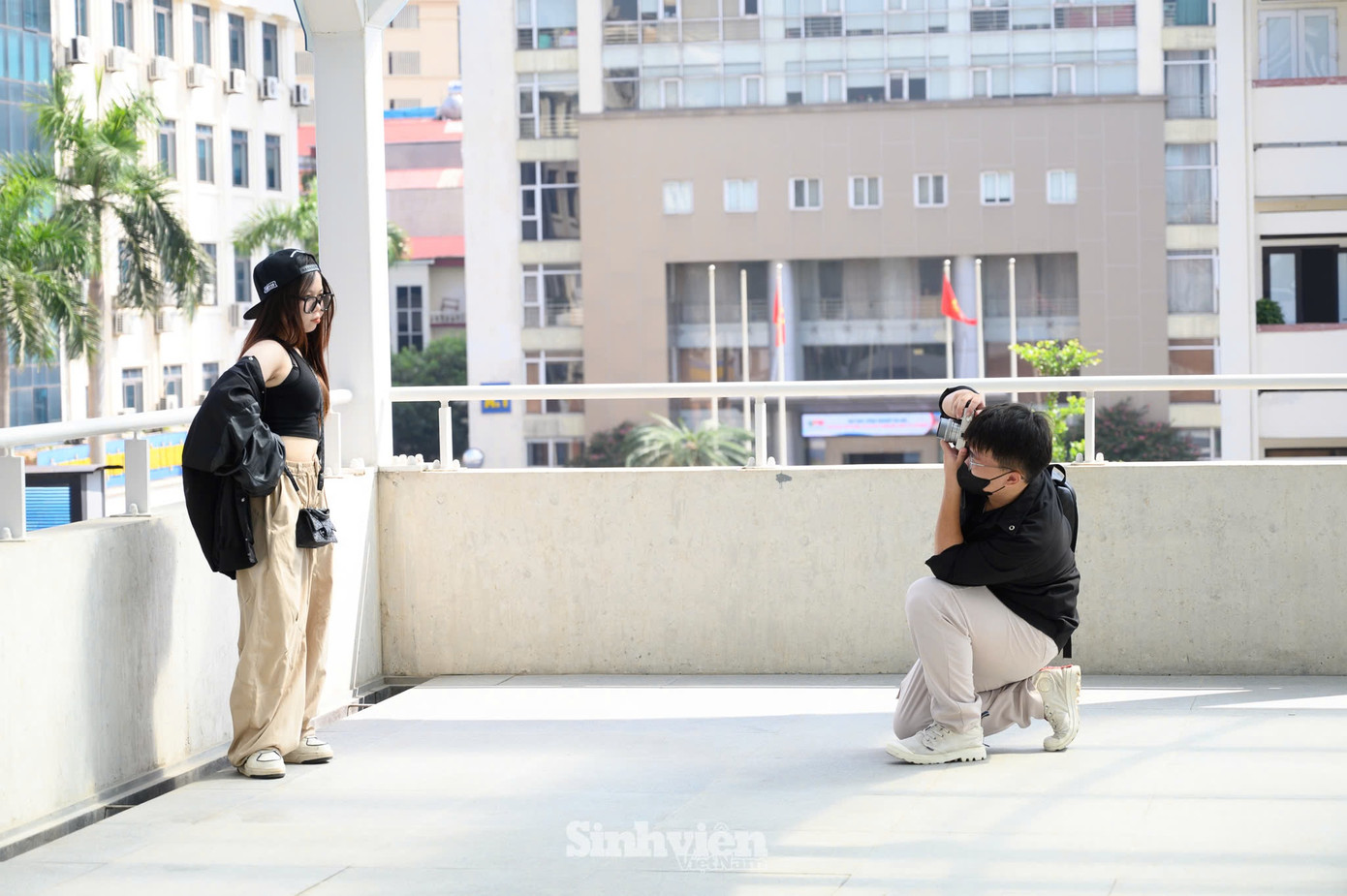 Các bạn trẻ đến &quot;check-in&quot; tại nhà ga.