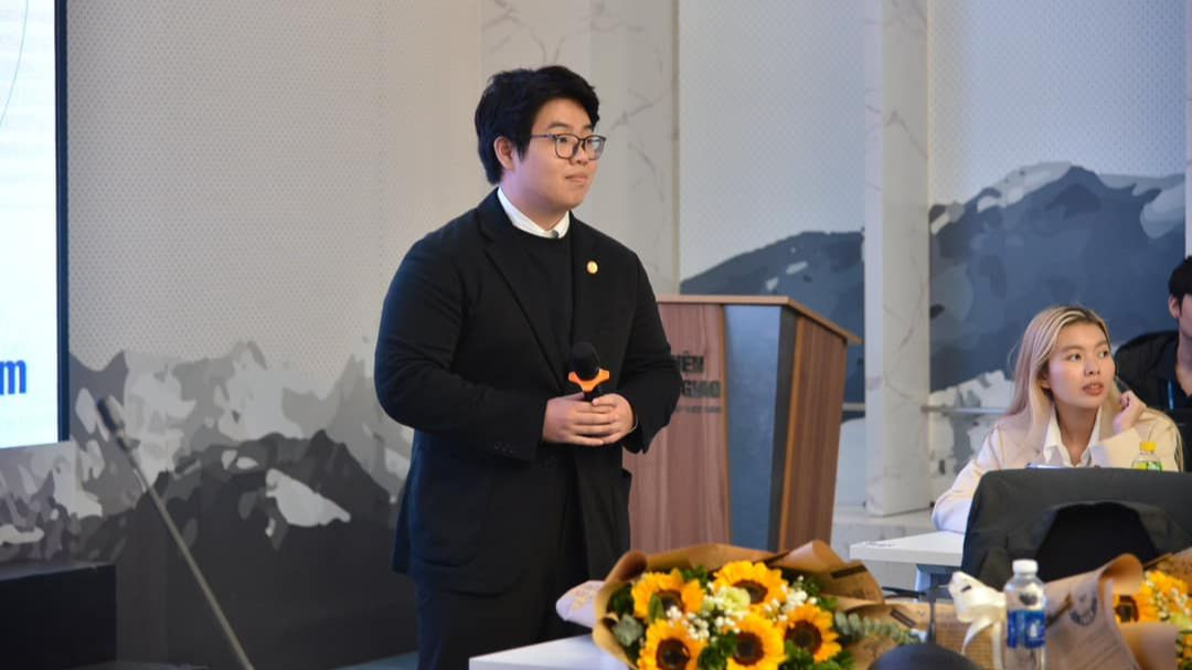 Nhóm tác giả trình bày bài nghiên cứu.