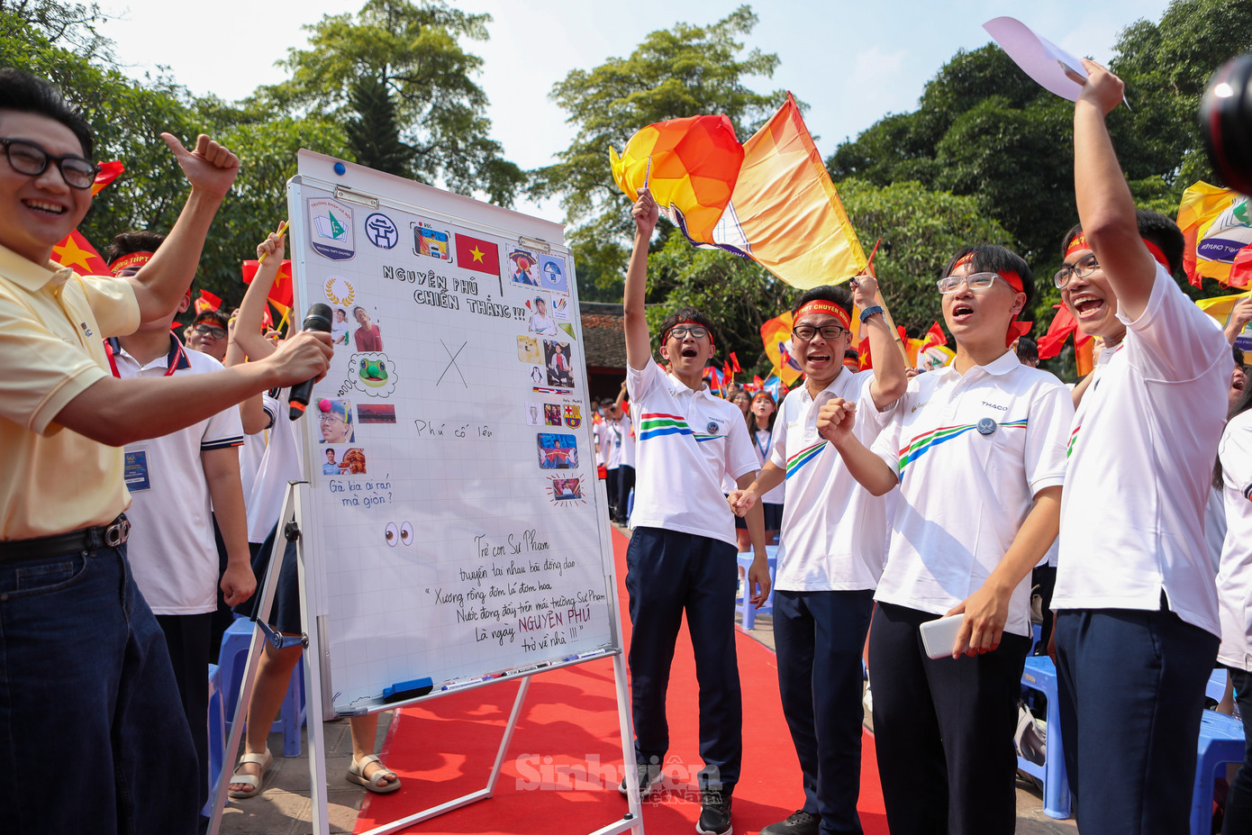 Trong phần trò chơi dành cho cổ động viên tại các điểm cầu, CĐV Trường THPT chuyên Đại học Sư phạm liên tục gửi lời chúc, động viên tới Nguyên Phú.