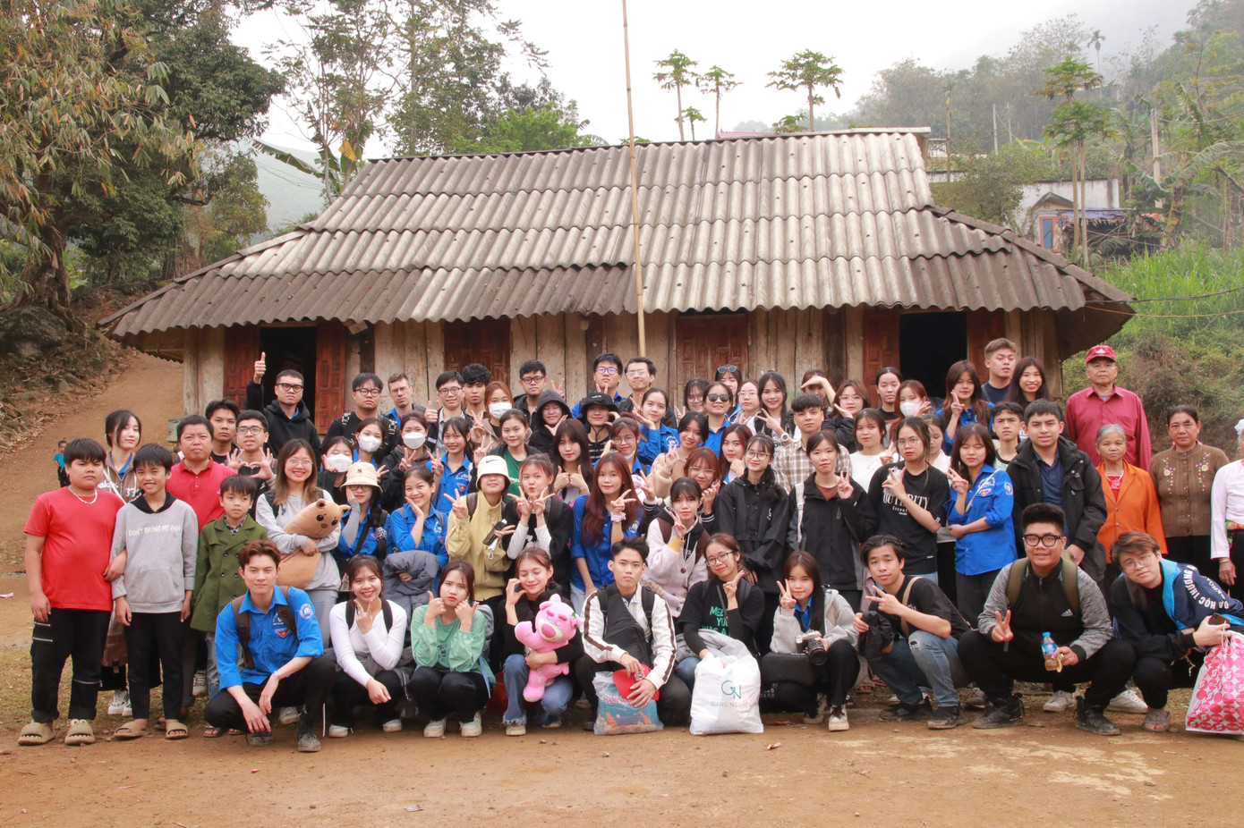 Ngân tích cực tham gia hoạt động tình nguyện. Ngân tích cực tham gia hoạt động tình nguyện.