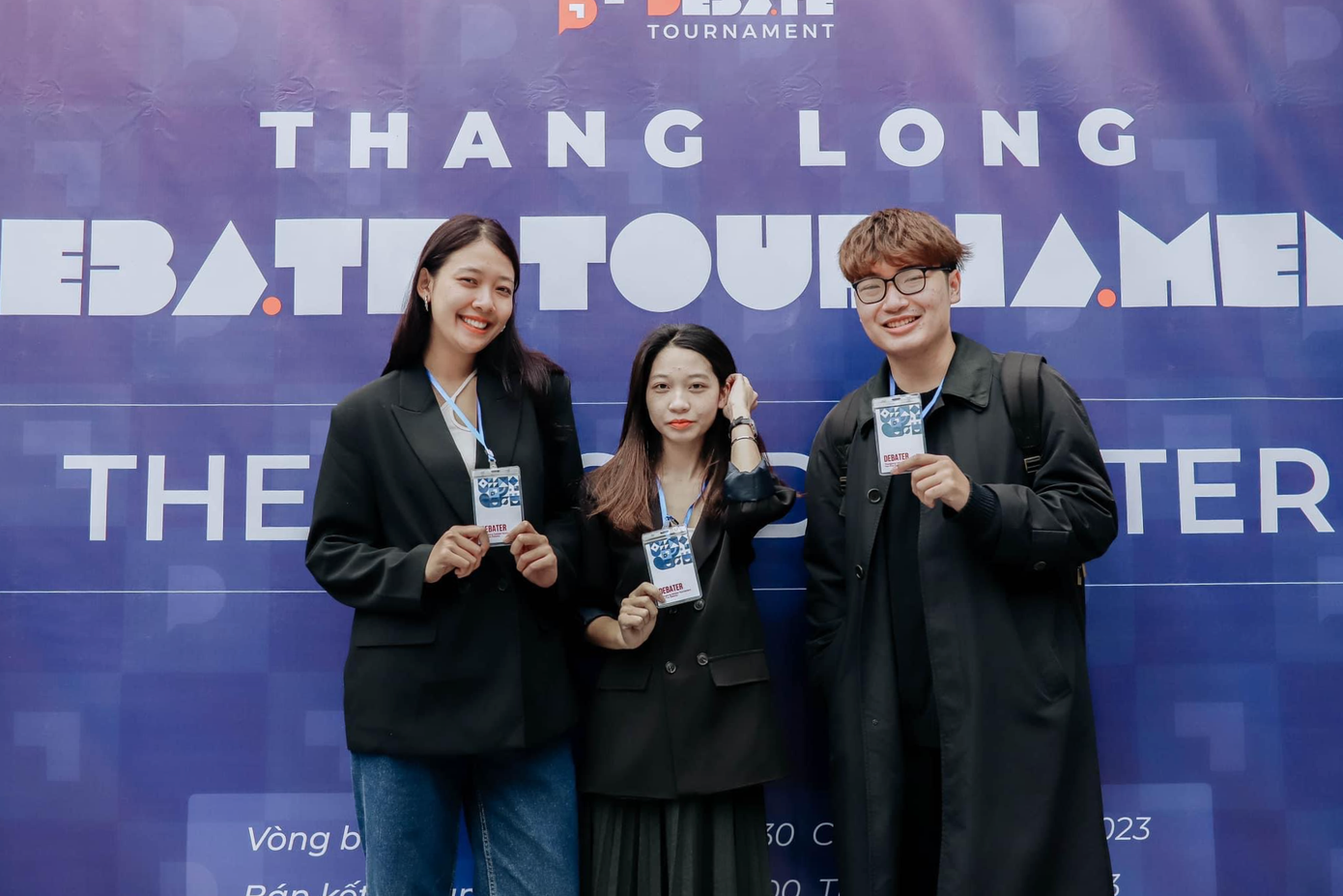 Hoa Đan (ngoài cùng bên trái) và các bạn cùng đội thi tại giải đấu tranh biện của Trường Đại học Thăng Long. Hoa Đan (ngoài cùng bên trái) và các bạn cùng đội thi tại giải đấu tranh biện của Trường Đại học Thăng Long.