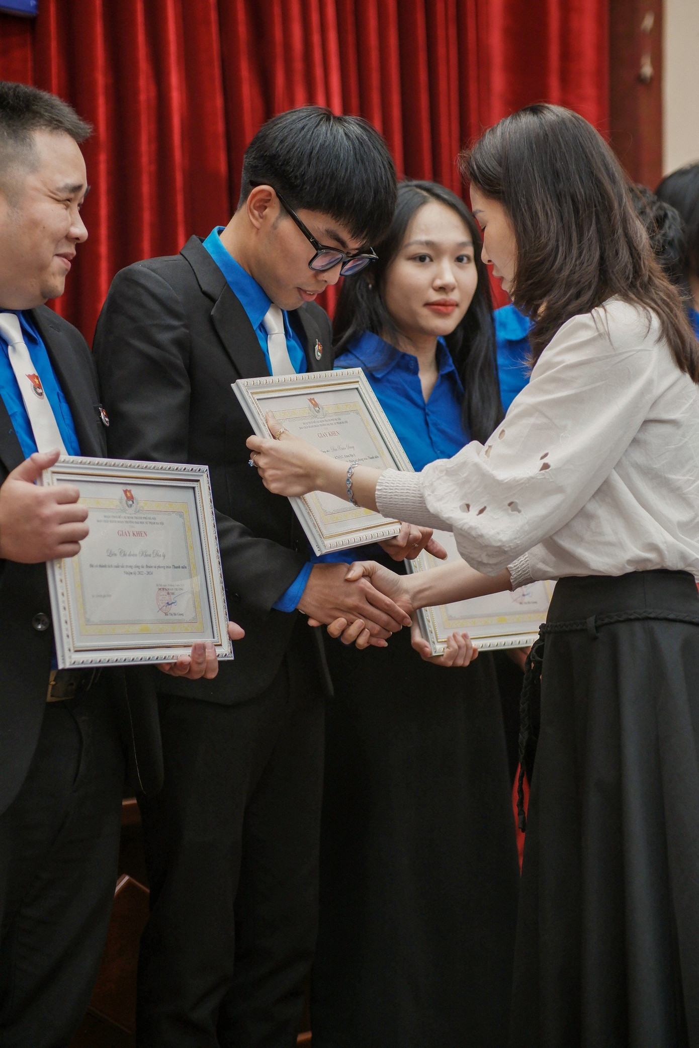 Đậu Xuân Đang được TS. Bùi Thị Hà Giang – Bí thư Đoàn trường Đại học Sư phạm Hà Nội trao bằng khen vì đã có thành tích xuất sắc trong công tác Đoàn và phong trào thanh niên nhiệm kỳ 2022 – 2024.