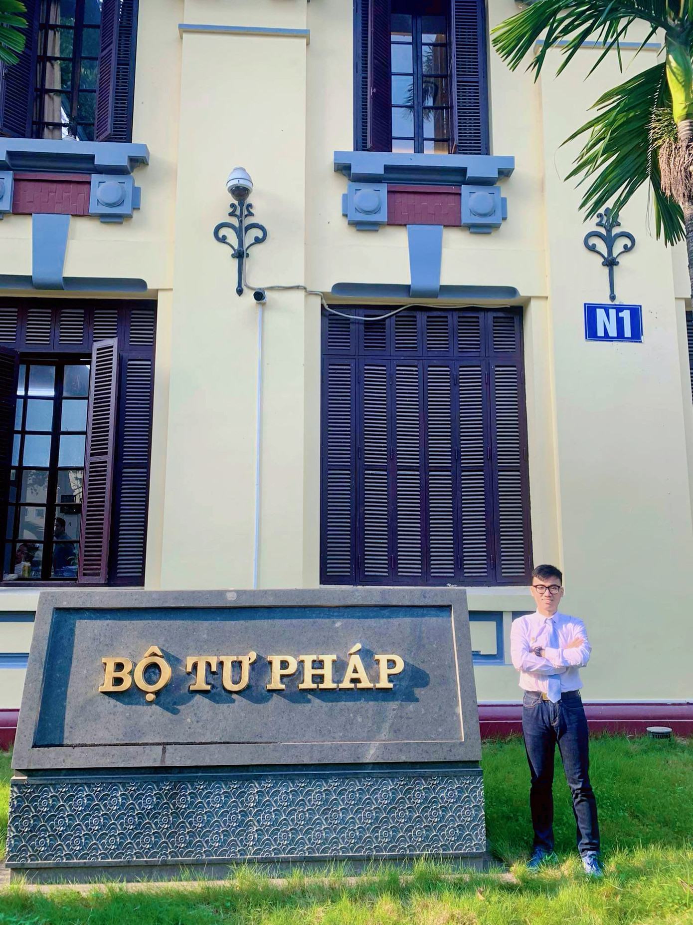 Ngoài ra, nam sinh còn bày tỏ mong muốn có cơ hội nghiên cứu để tham khảo, học hỏi và vận dụng sáng tạo những quy định của pháp luật nước ngoài, chắt lọc sao cho phù hợp với các điều kiện tình hình cụ thể tại Việt Nam.