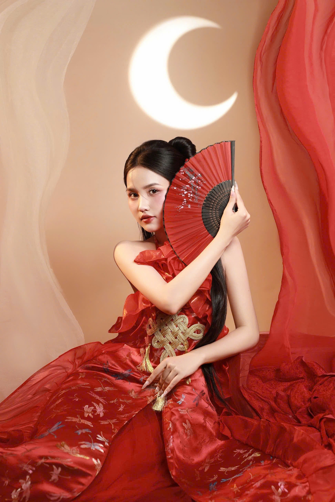 Thảo Nguyên không chỉ rạng rỡ trong tà áo dài mà còn tỏa sáng trong vai trò giảng viên trợ giảng, truyền lửa đam mê đến thế hệ tương lai. Thảo Nguyên không chỉ rạng rỡ trong tà áo dài mà còn tỏa sáng trong vai trò giảng viên trợ giảng, truyền lửa đam mê đến thế hệ tương lai.