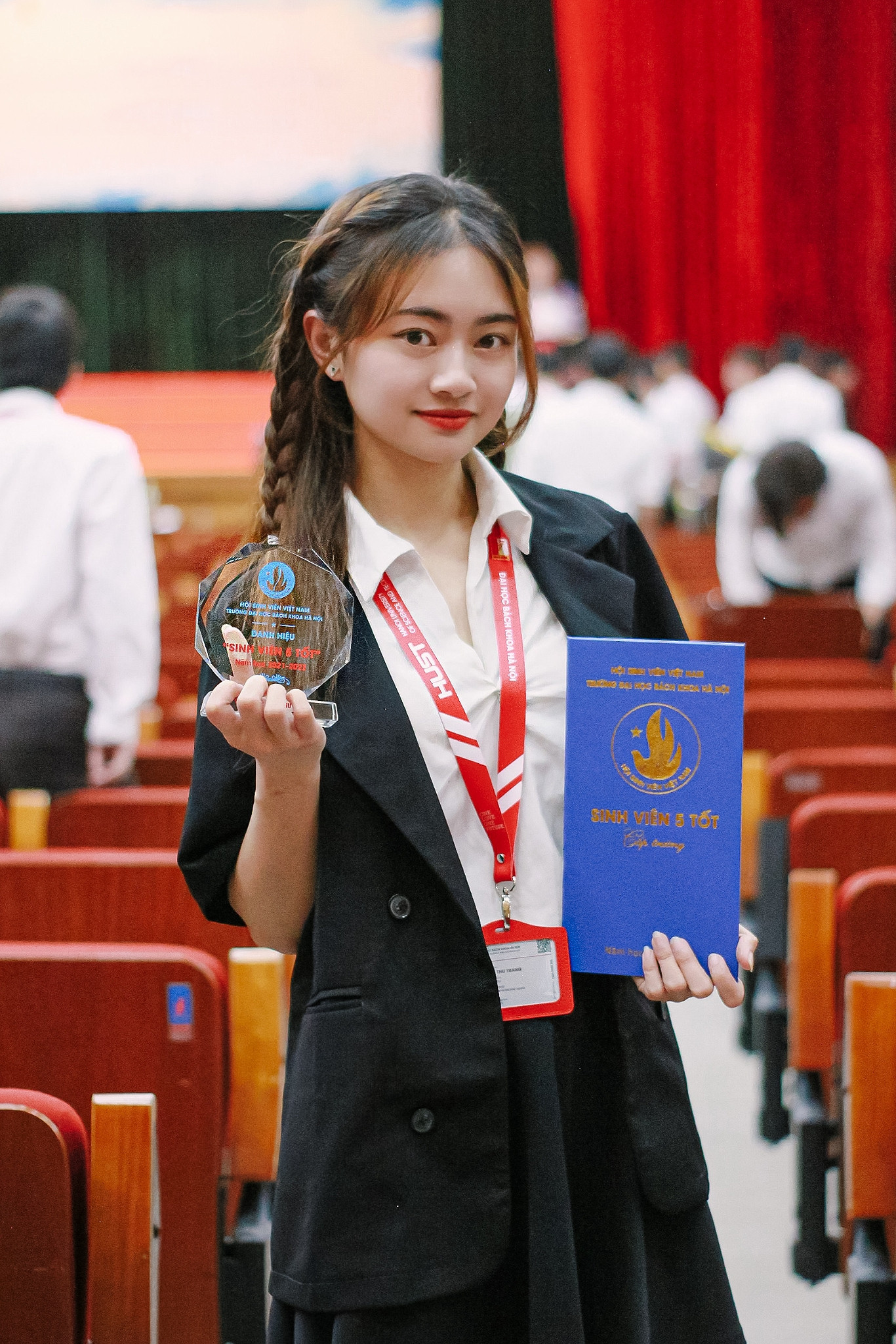 Trần Thu Trang - Nữ sinh Bách khoa 2 lần đạt danh hiệu Sinh viên 5 tốt liên tiếp. Trần Thu Trang - Nữ sinh Bách khoa 2 lần đạt danh hiệu Sinh viên 5 tốt liên tiếp.