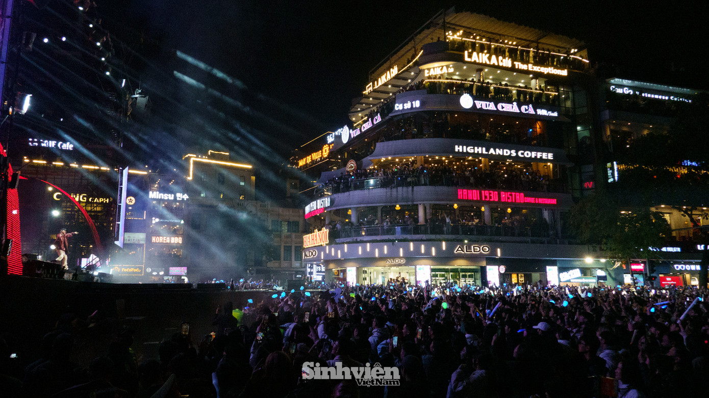 Khán giả trẻ Thủ đô như chia làm hai nửa, một nửa dành cho các 'Anh tài chông gai', một nửa đi 'đu' Sơn Tùng M-TP và loạt nghệ sĩ hot như Dương Domic, Phương Ly...