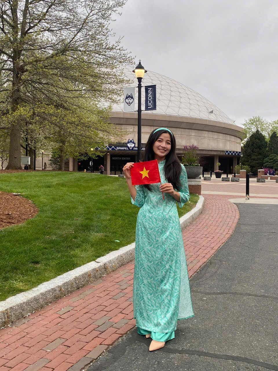 Võ Mỹ Khải Hoàn là thủ khoa tốt nghiệp ngành Tâm lý học, Trường Đại học Khoa học Xã hội &amp; Nhân văn – Đại học Quốc gia TP. HCM.