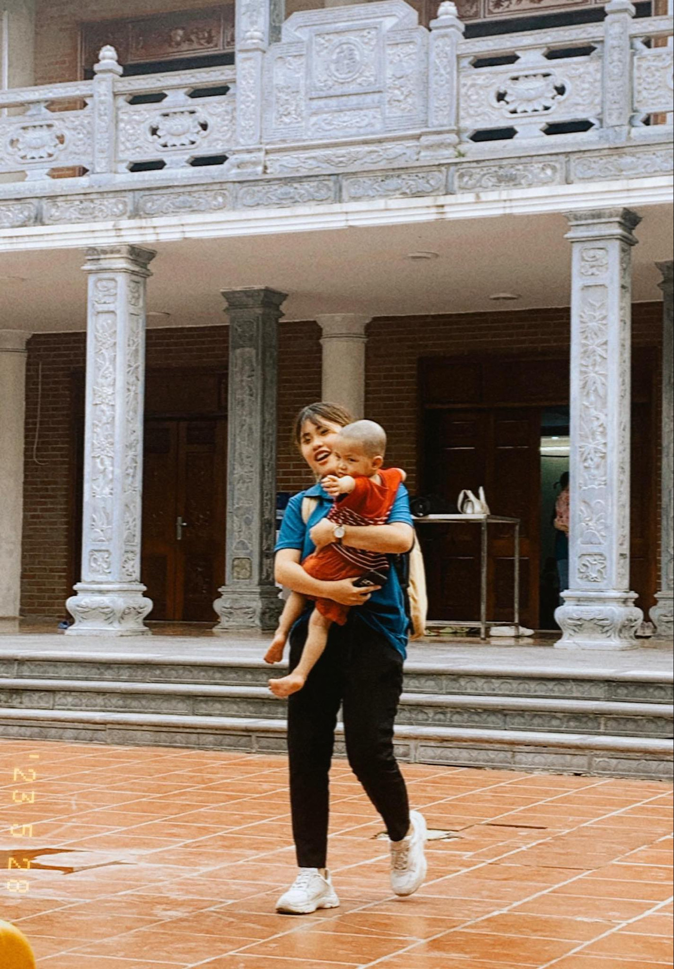 Nữ sinh tích cực tham gia các hoạt động tình nguyện.