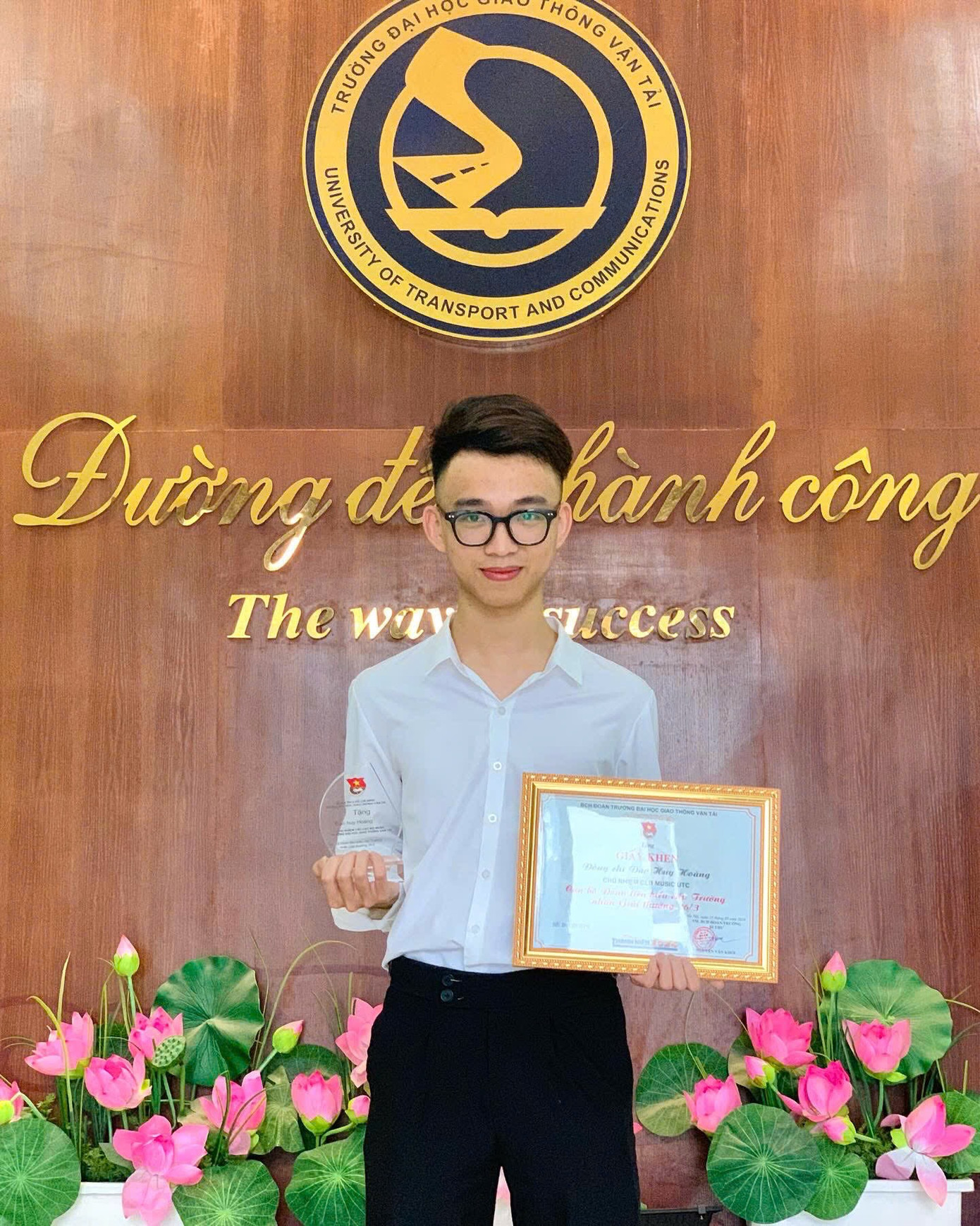 Hoàng nhận giải thưởng cán bộ Đoàn tiêu biểu.