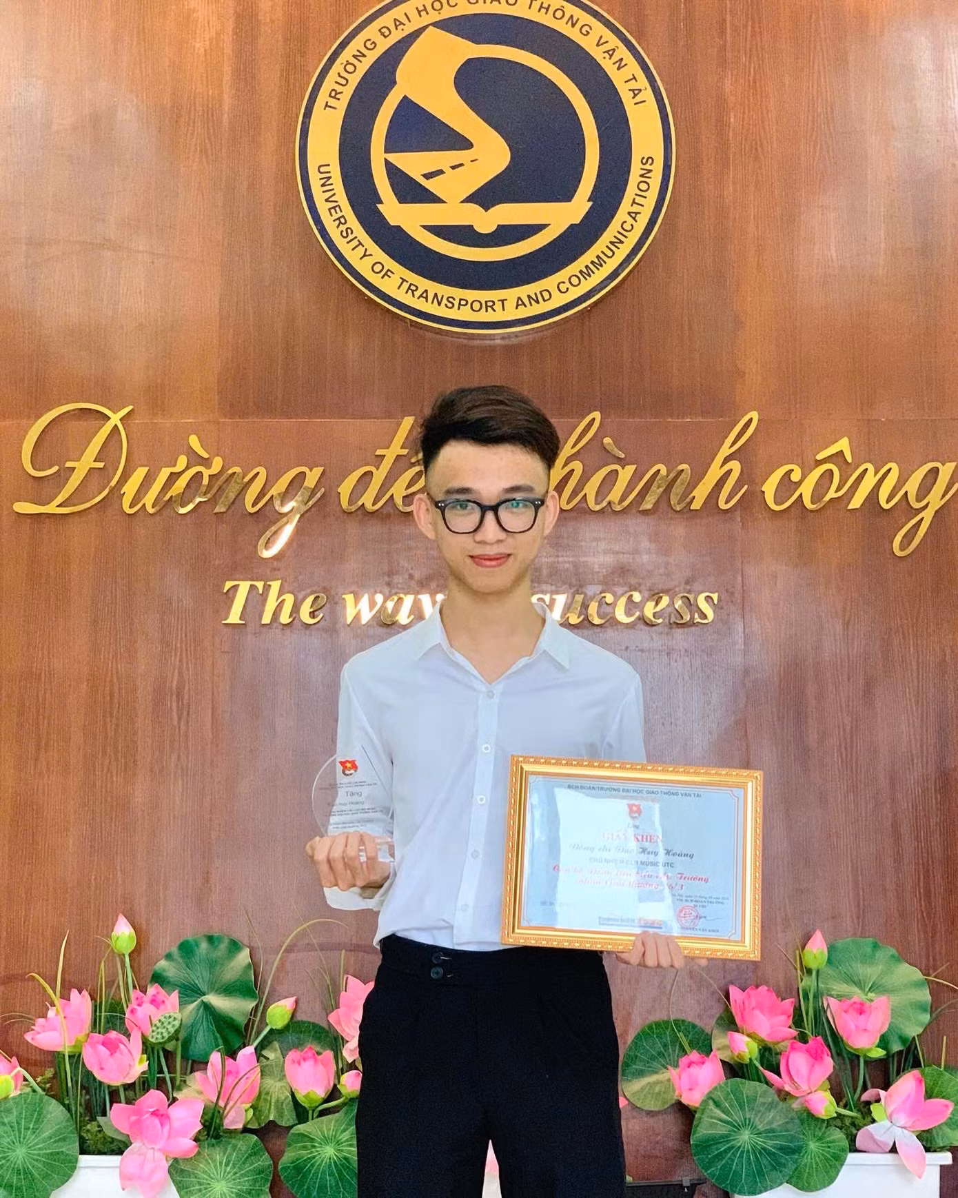 Hoàng nhận giải thưởng cán bộ Đoàn tiêu biểu.