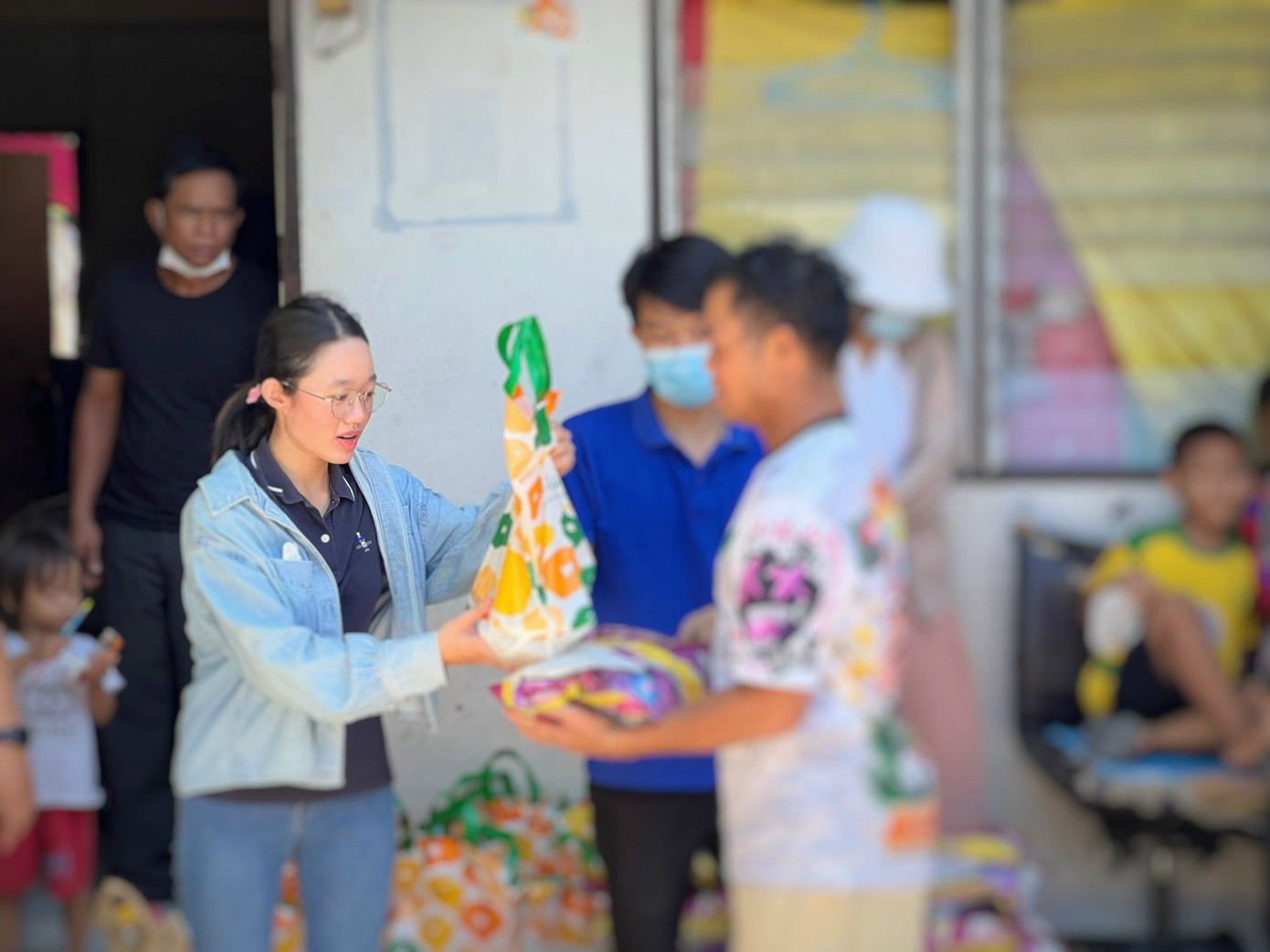 Ngọc Diệp tham gia tổ chức hoạt động từ thiện cho người Việt Nam có hoàn cảnh khó khăn tại Thái Lan.